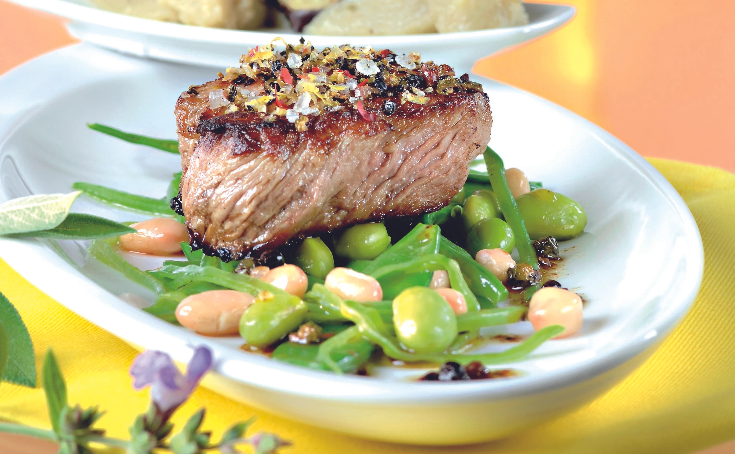 Kalbssteak mit Zitronenmarinade und Melanzanipüree