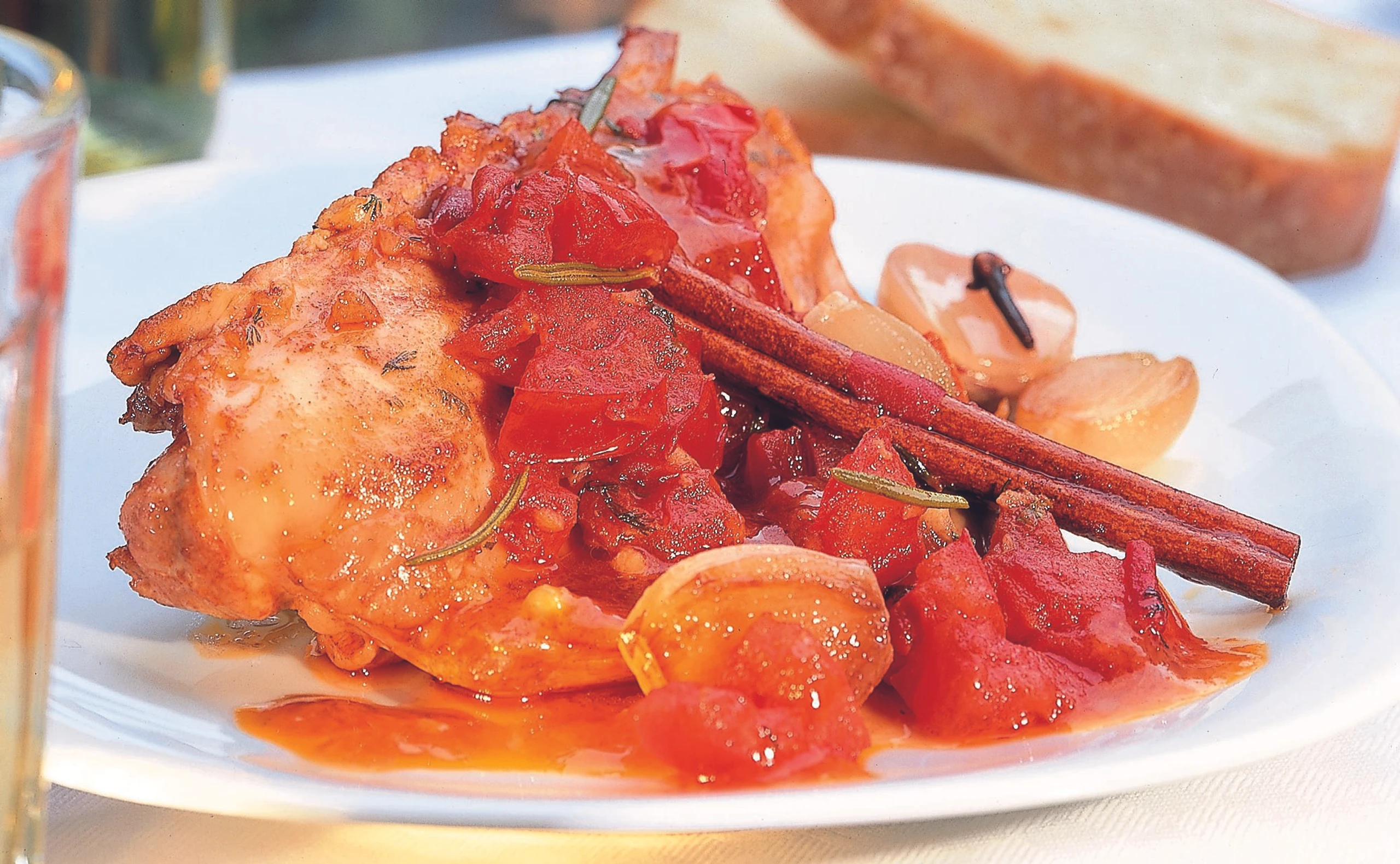 Griechisches Kaninchen in Koriander-Sauce mit Schalotten