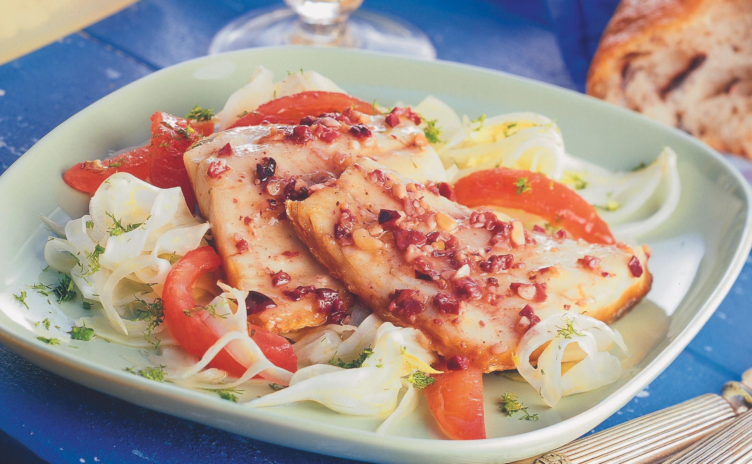 Gebratener Wolfsbarsch mit Oliven und Tomaten-Fenchelsalat