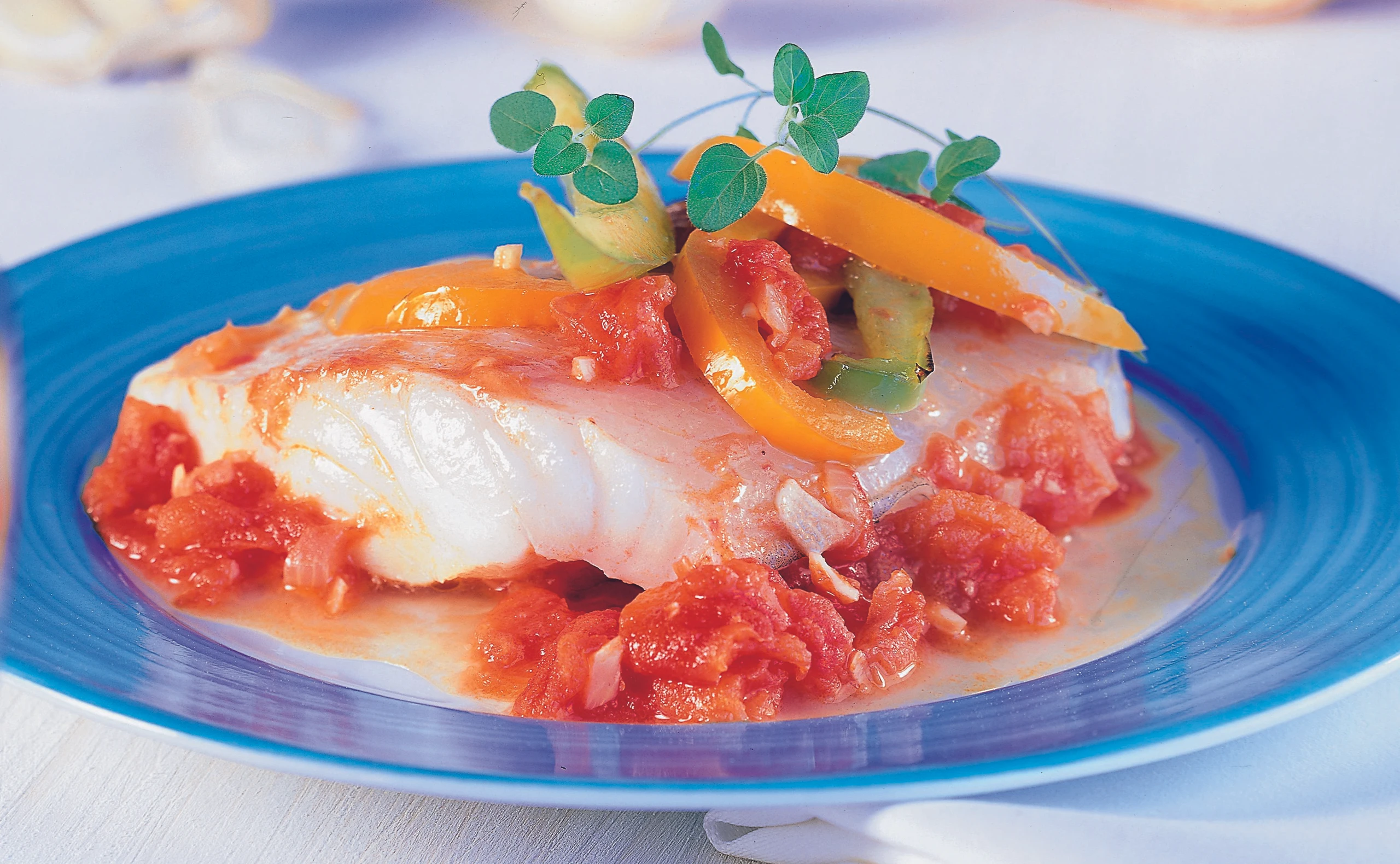 Sizilianisches Fischfilet in Paradeiser-Paprikasauce
