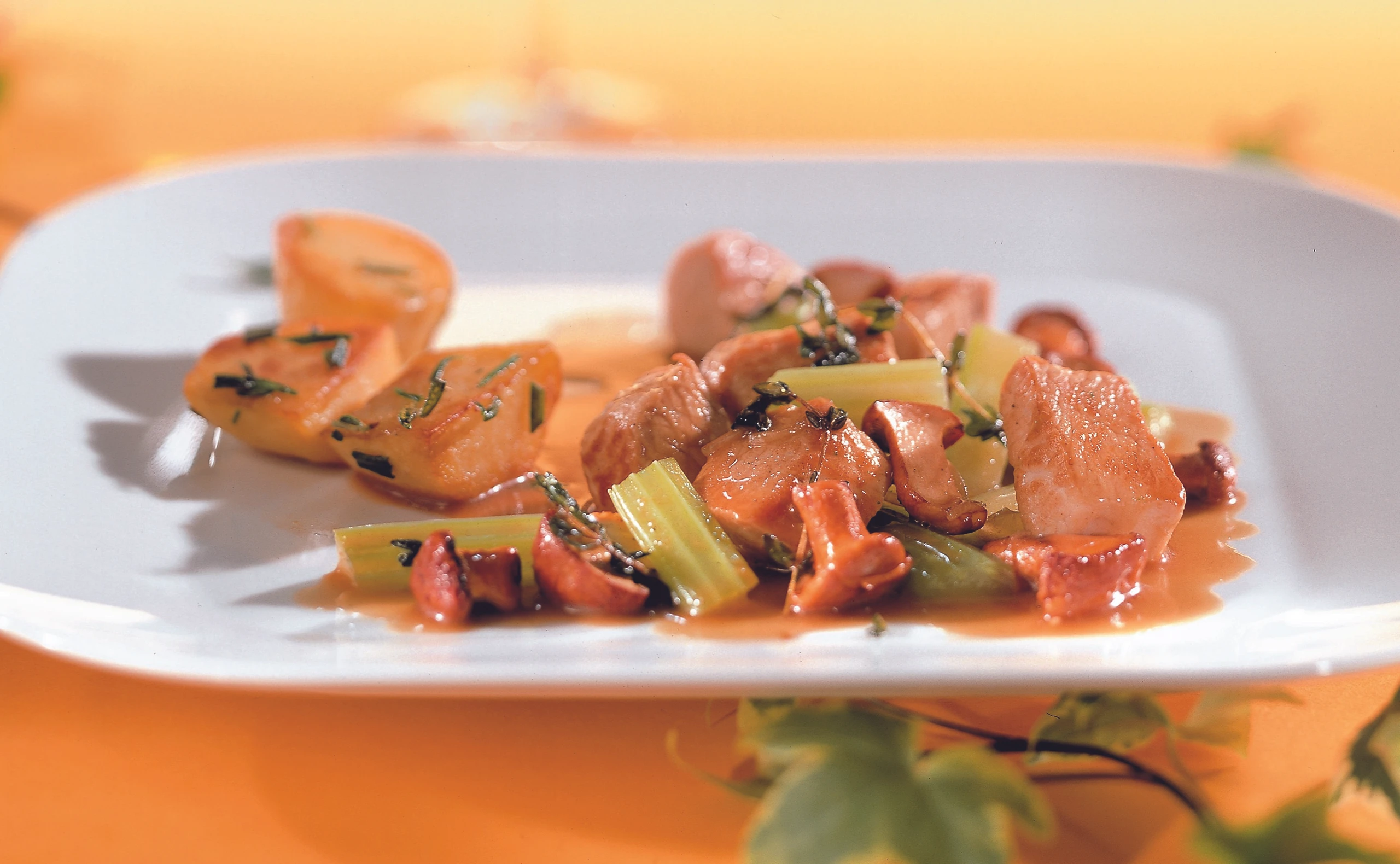 Gebratene Putenwürfel mit Eierschwammerln und Sellerie