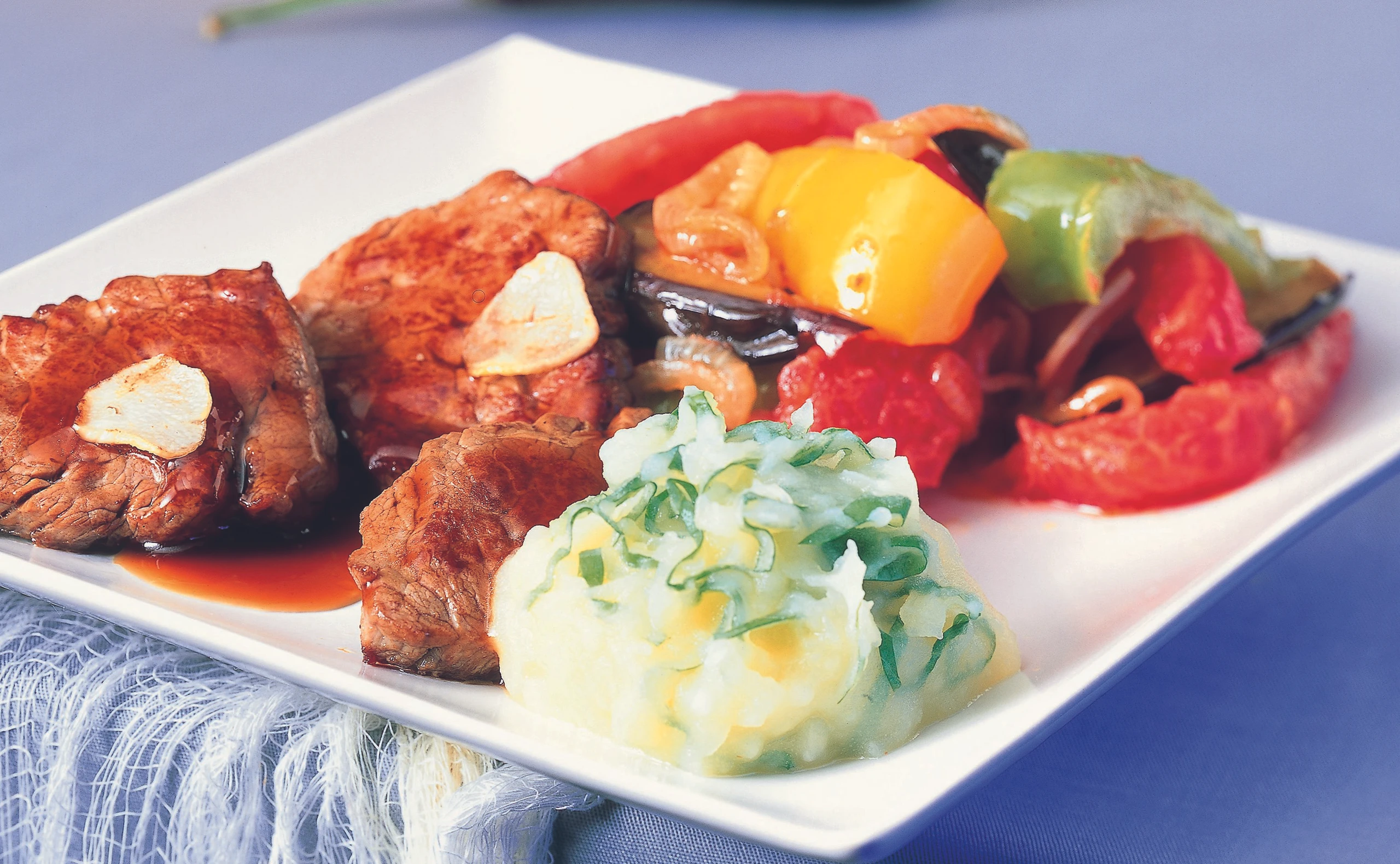 Rindslungenbraten mit Erdäpfel-Basilikum-Creme und Ratatouille
