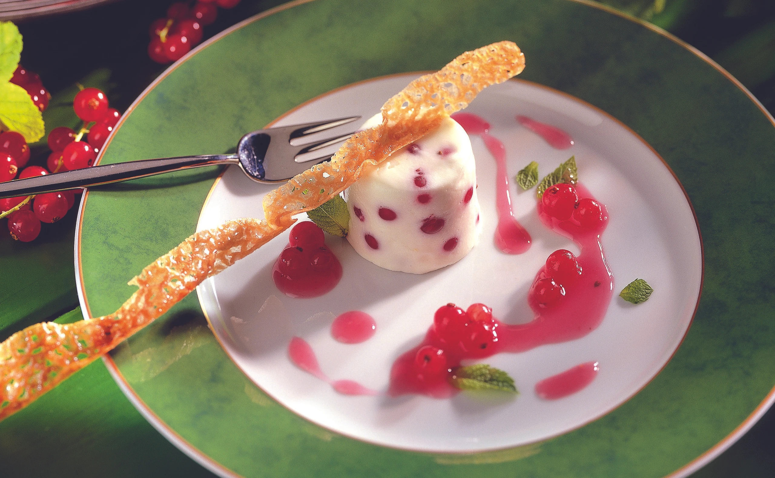 Ribisel-Joghurt-Creme mit Krokantstangerln