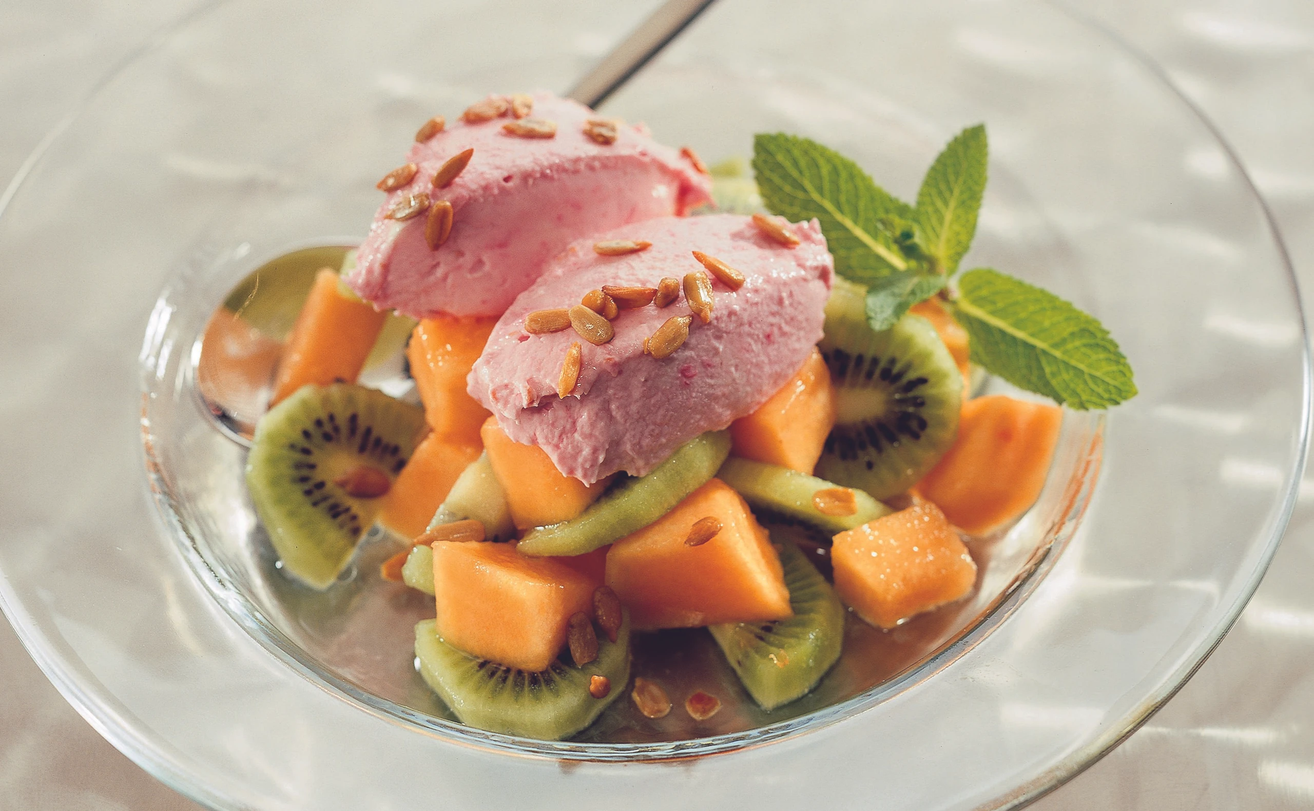 Melonen-Kiwisalat mit Himbeernockerln