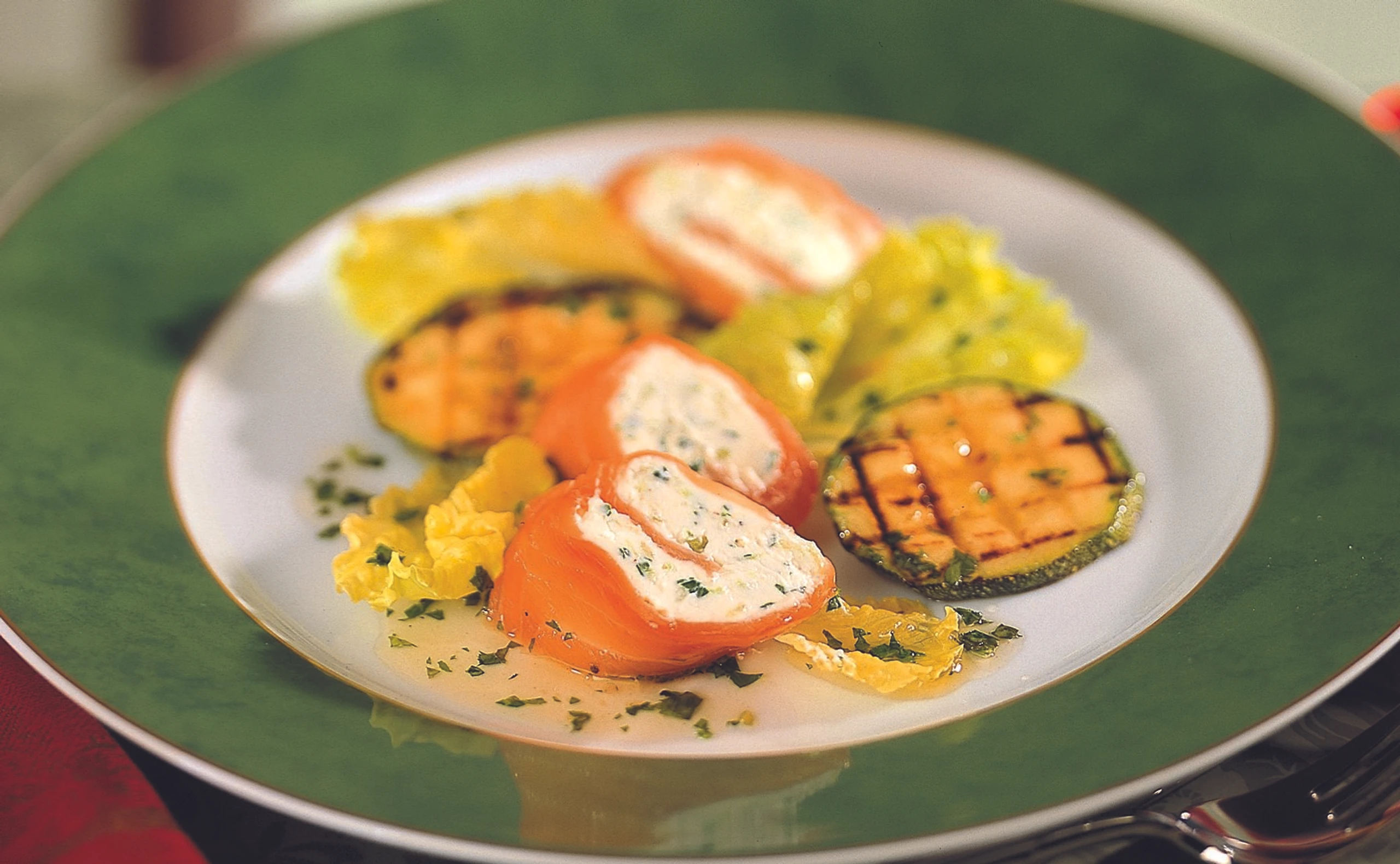 Räucherlachsröllchen mit marinierten Zucchini