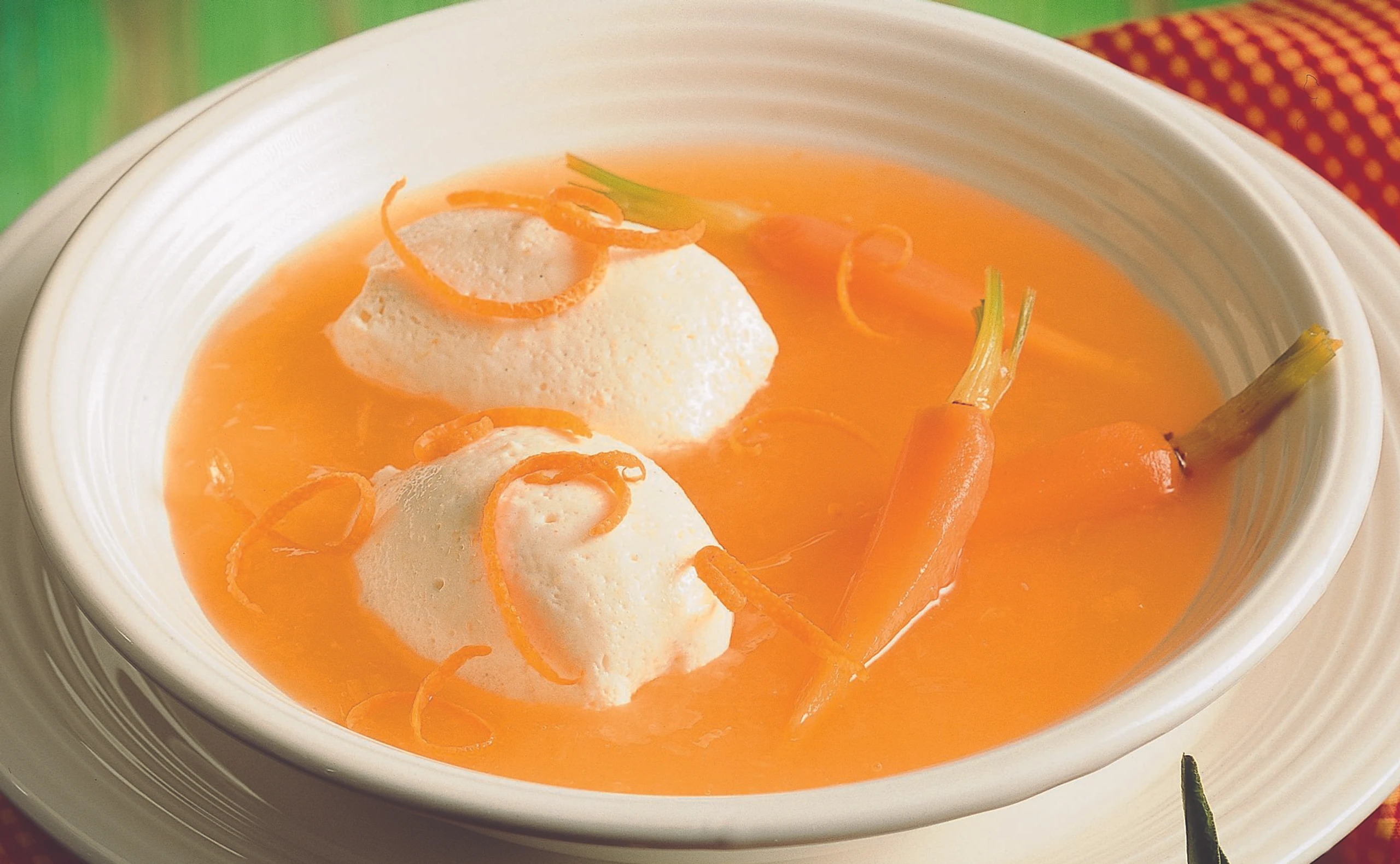 Orangen-Grapefruit-Süppchen mit Obers Nockerl