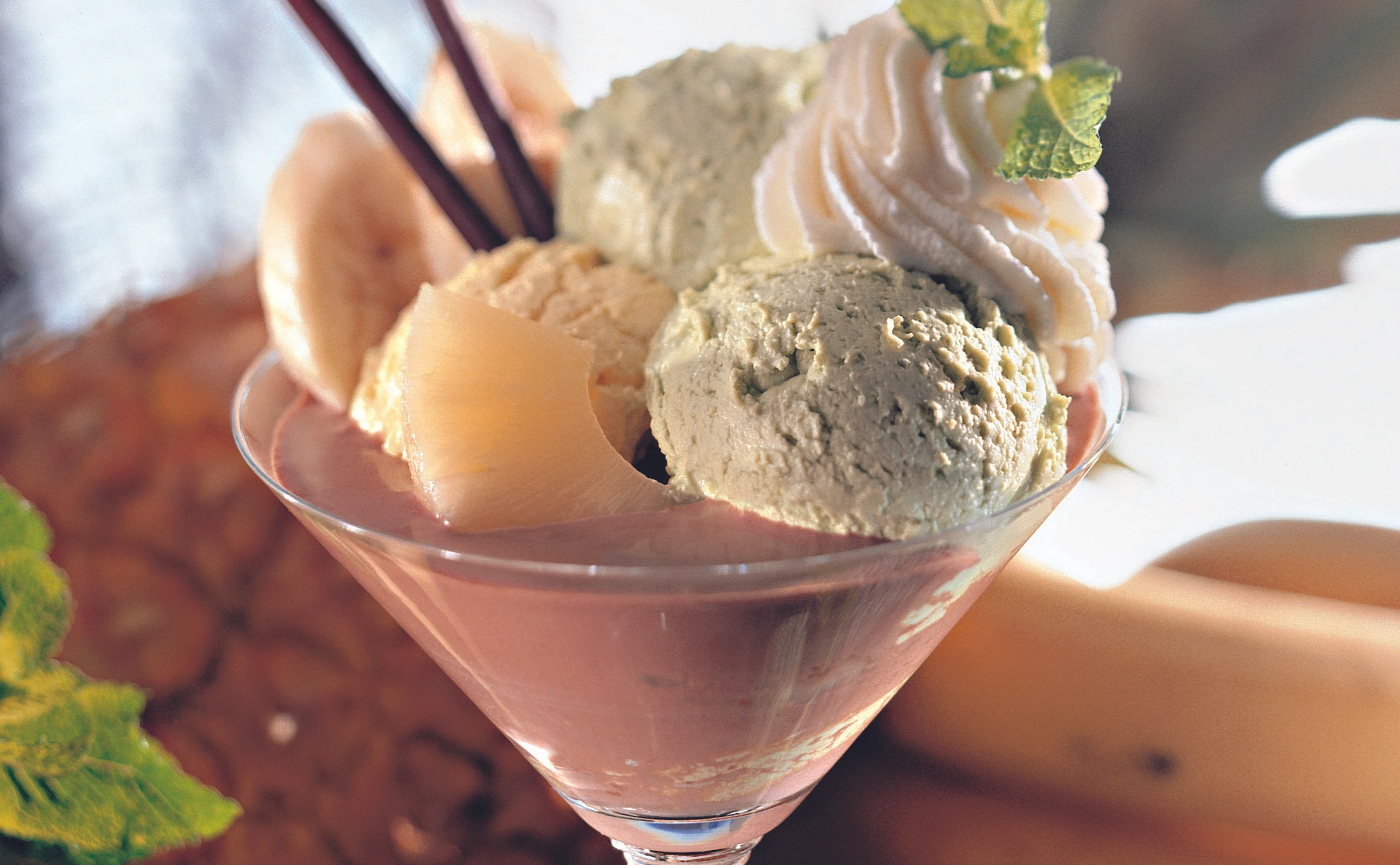 Pistazien-Vanillebecher mit Schoko-Rumsauce