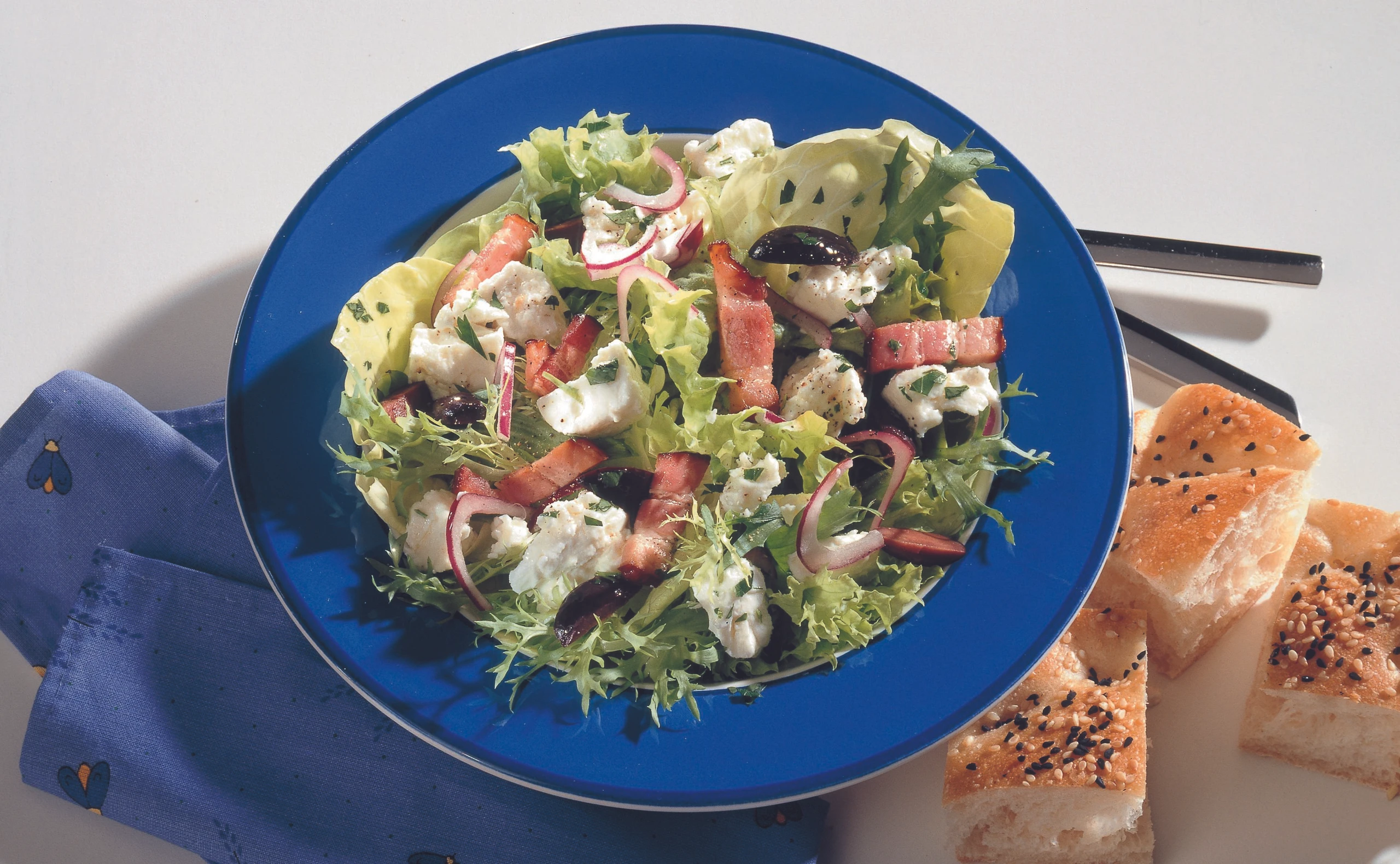 Blattsalat mit Schafkäse und Speck