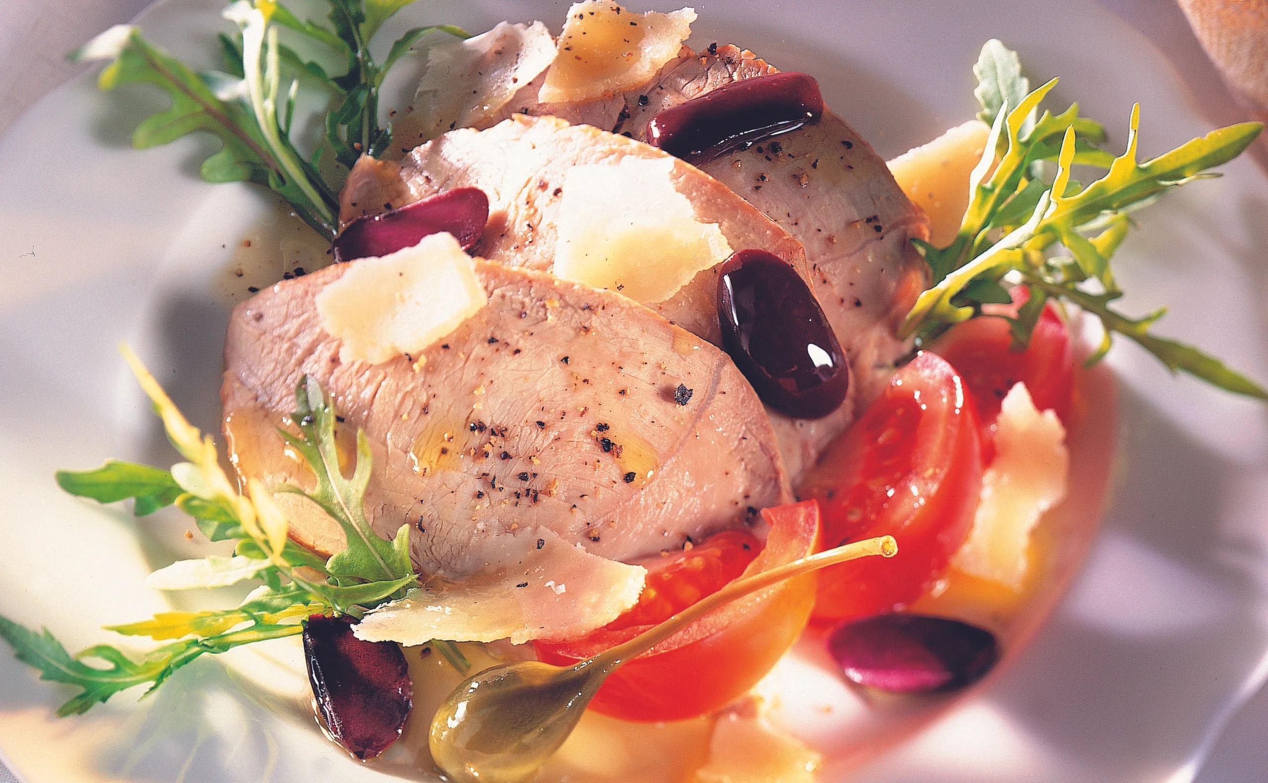 Lauwarmer Kalbsbraten auf Rucola und Paradeisern