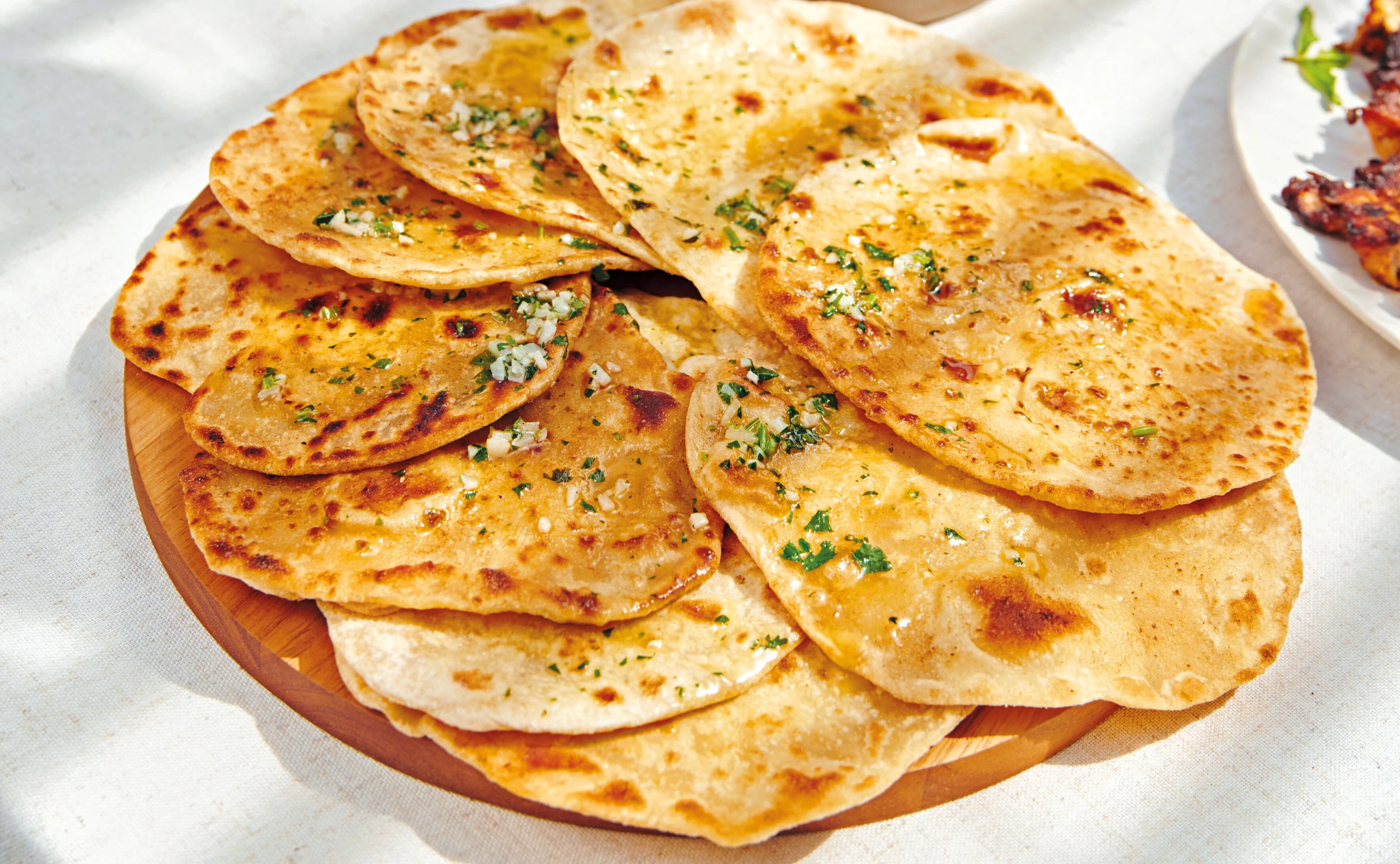 Roti mit Knoblauch-Koriander-Butter