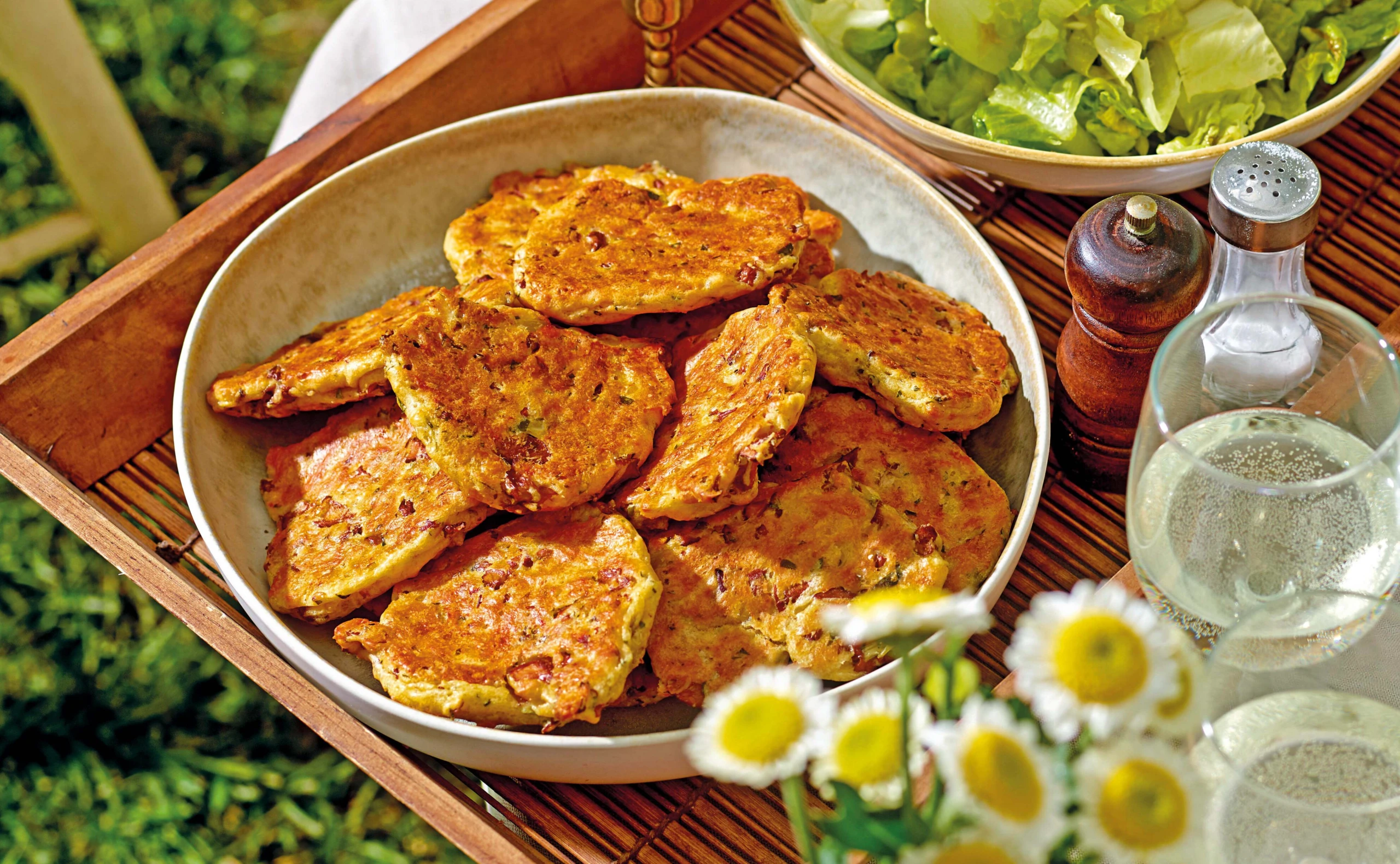 Eierschwammerl-Käsekrapferl mit Jungzwiebelsauce