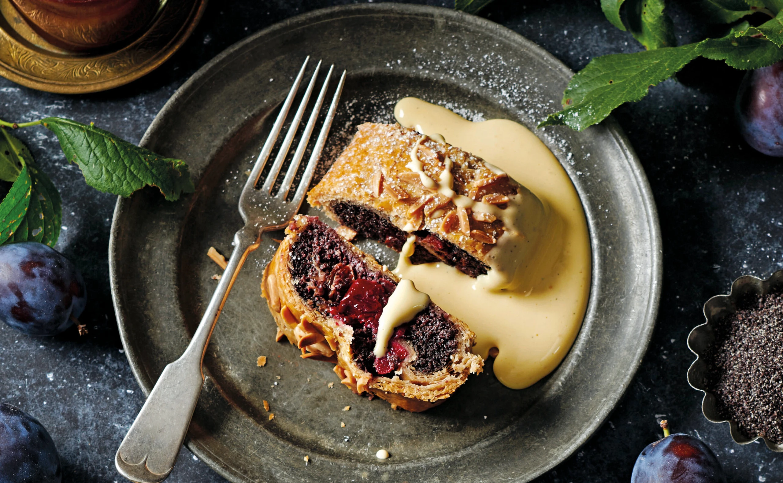 Mohn-Zwetschken-Strudel mit Vanilleschäumchen