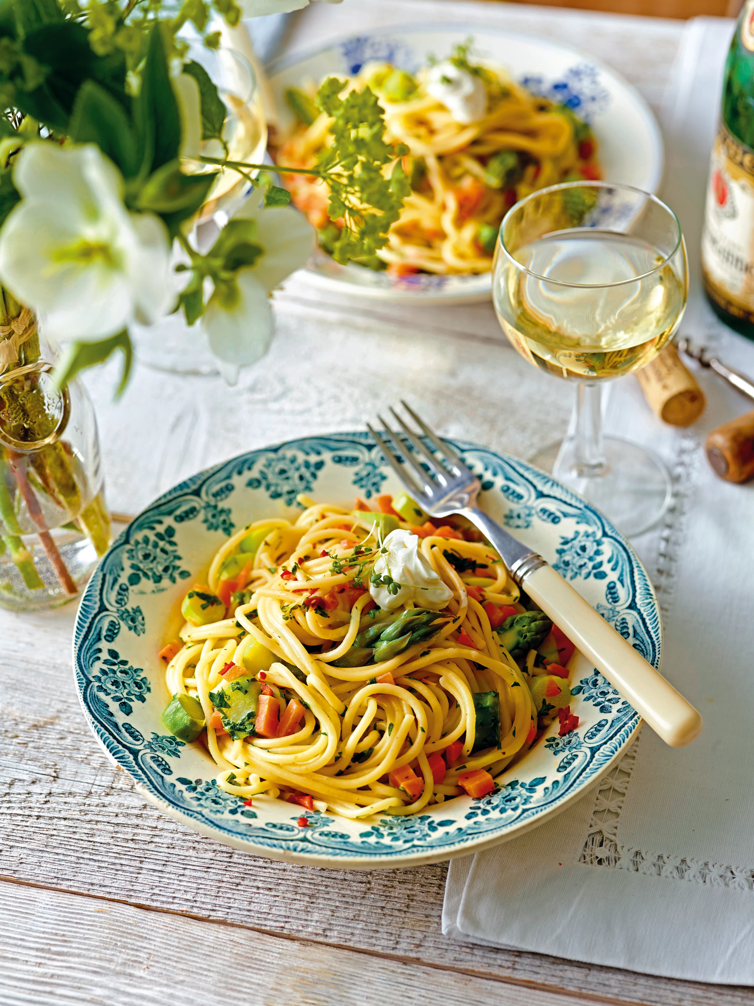 Spaghetti mit Kräutersauce, Spargel und Chili