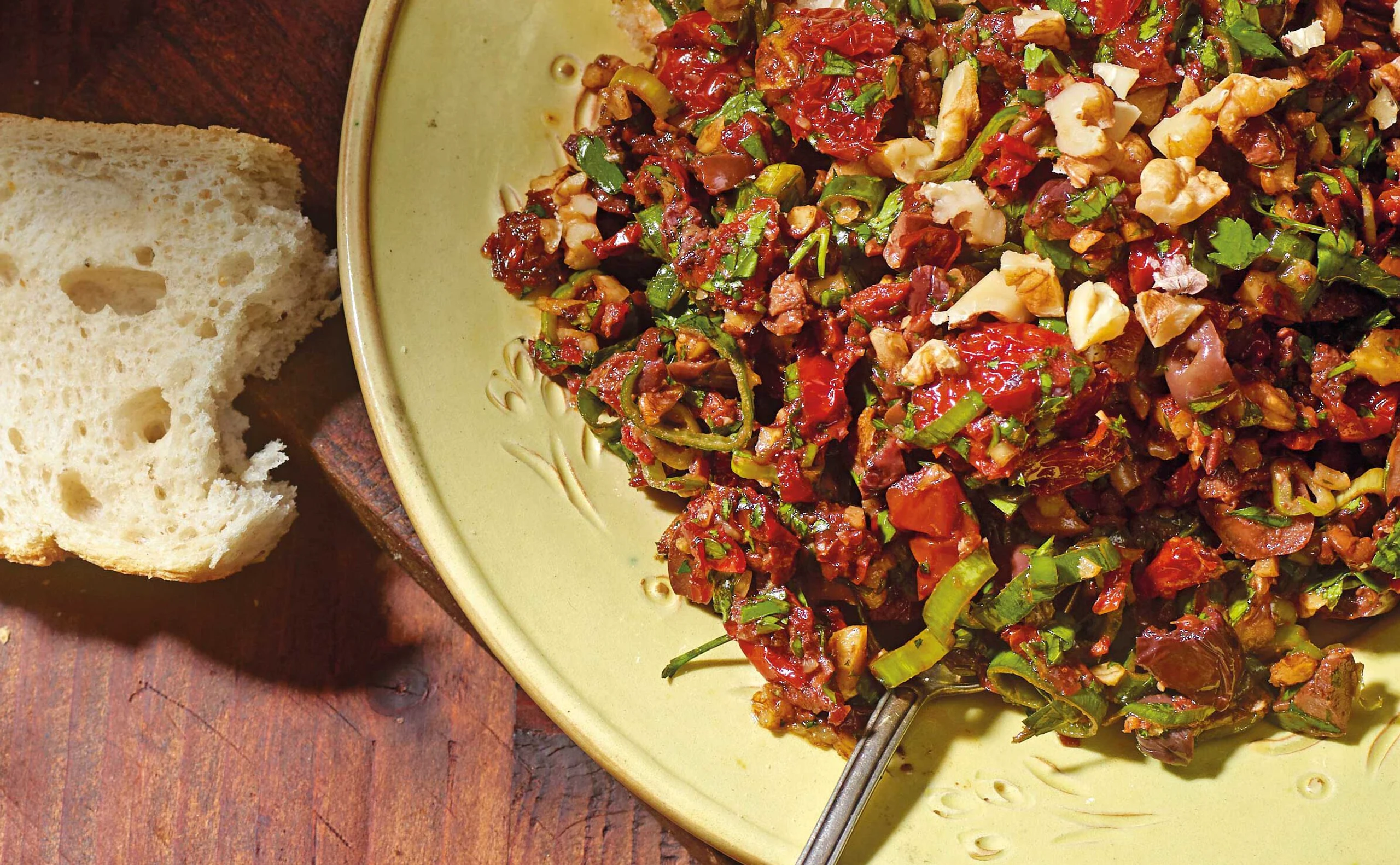 Olivensalat mit getrockneten Paradeisern und Walnüssen
