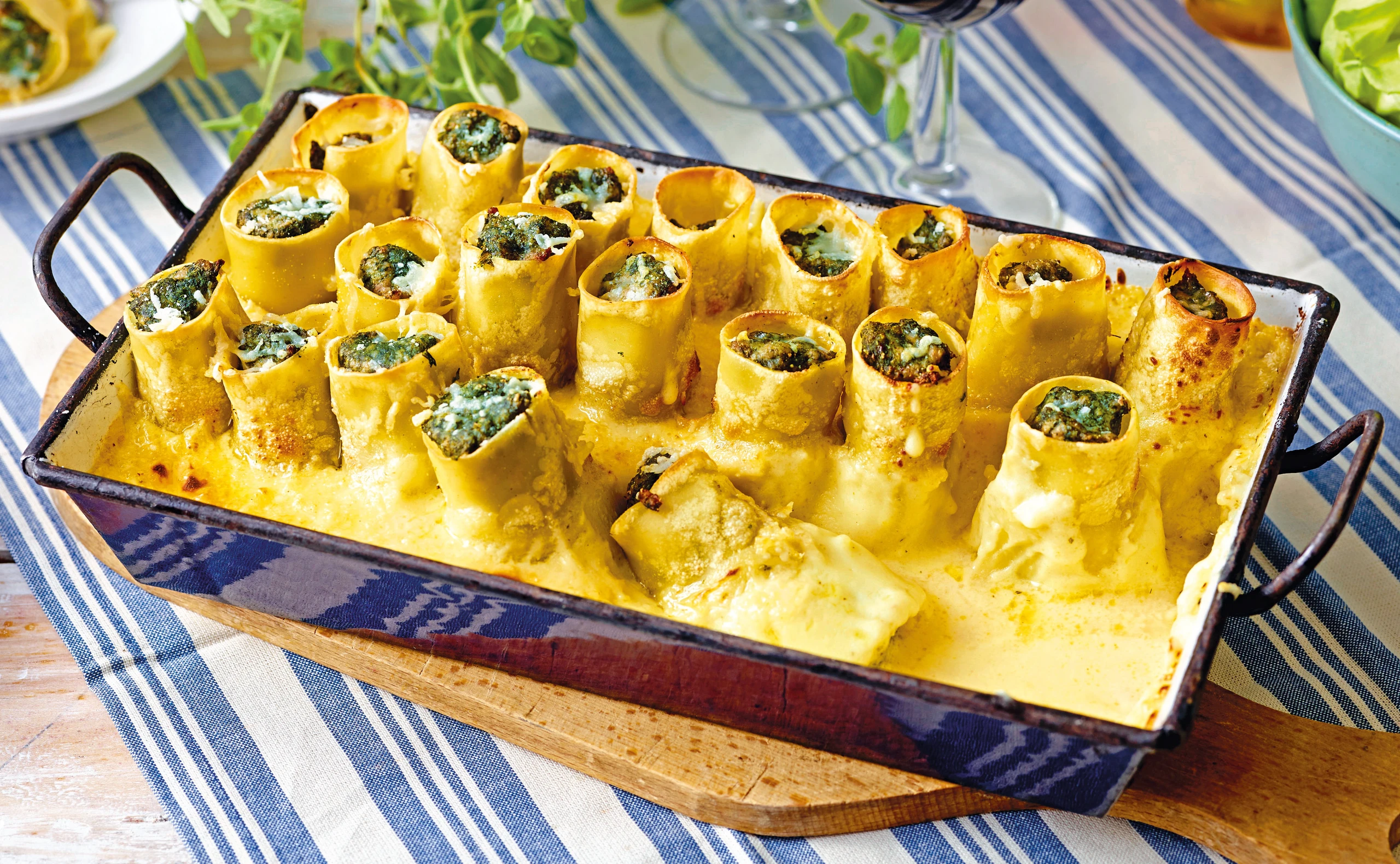 Cannelloni mit Kalbfleisch-Spinatfülle und Käsesauce