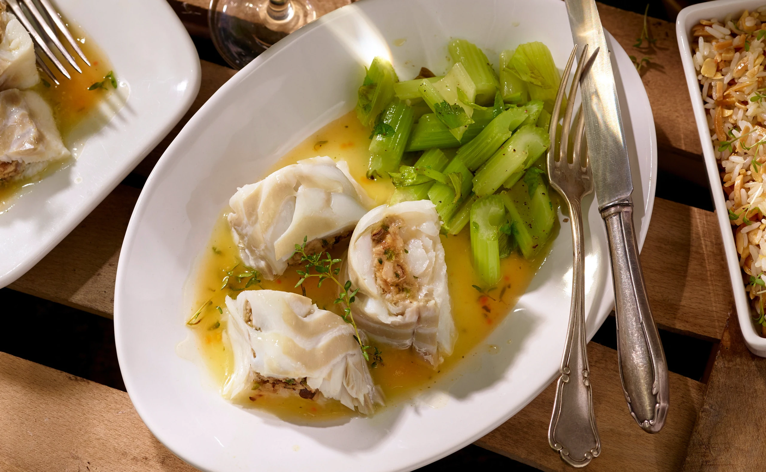 Fischröllchen mit Steinpilzfülle und Mandelreis