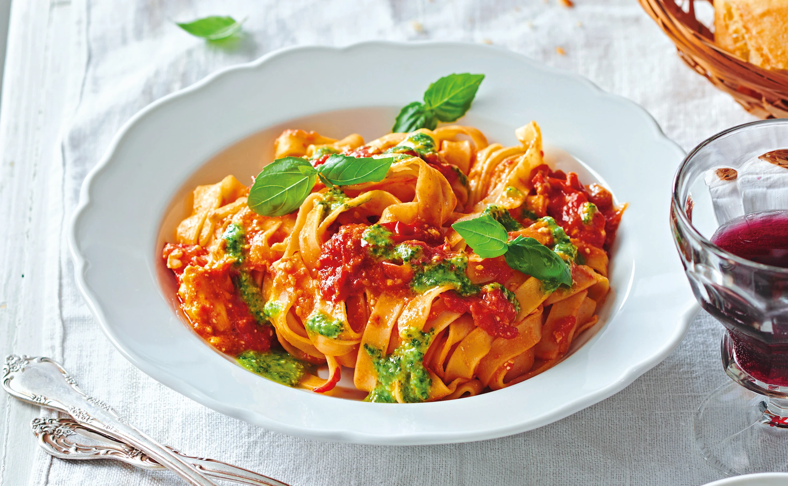 Linguine mit Schmorparadeisern, Feta und Basilikumsauce