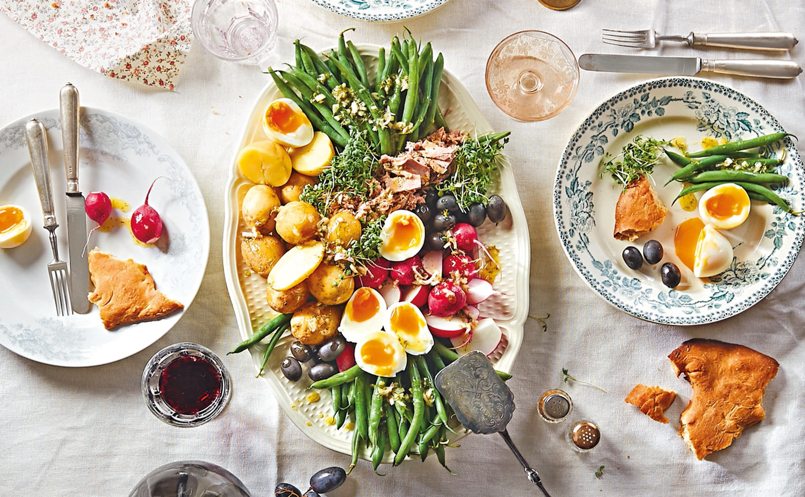Salade niçoise mit Vinaigrette & Fougasse