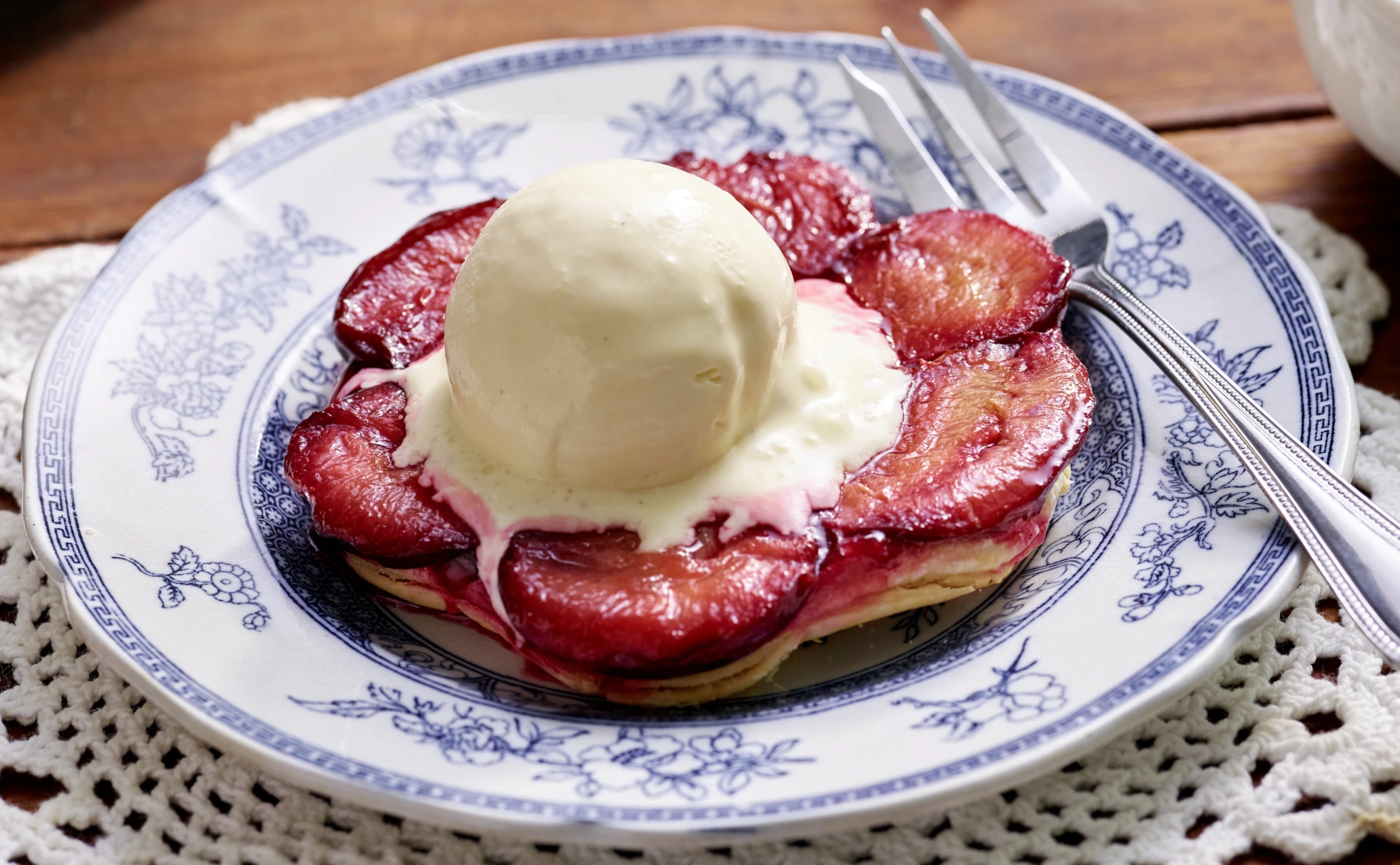 Tarte Tatin mit Zwetschken und Mascarpone-Eis