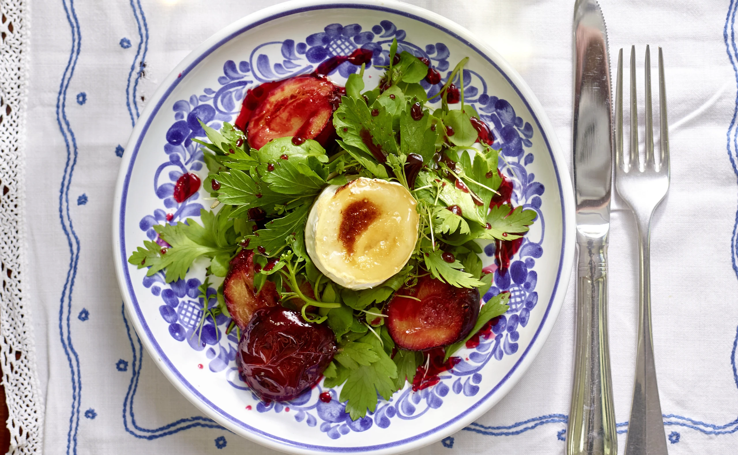 Kräutersalat mit Honigzwetschken und Ziegenkäse