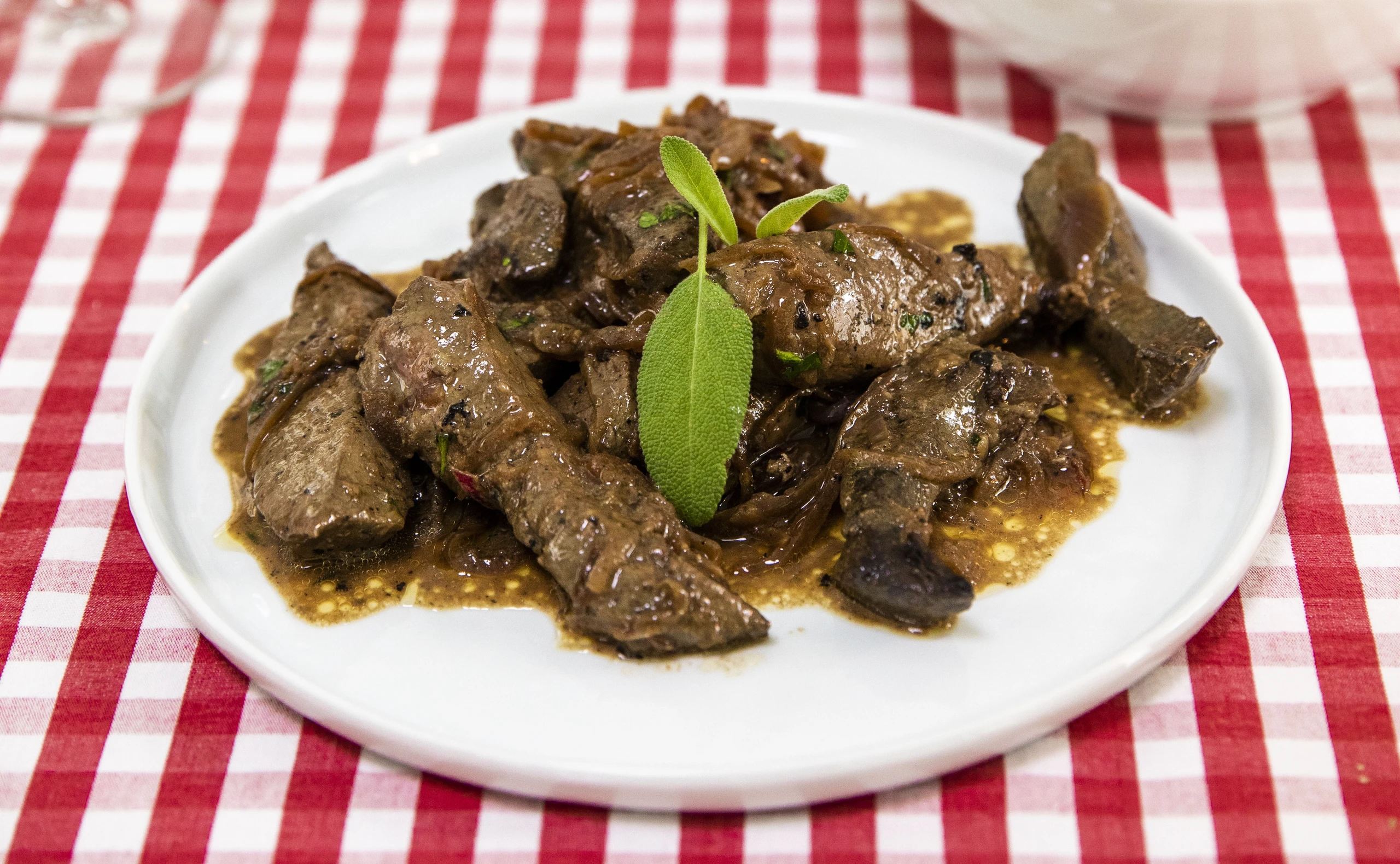 Venezianische Leber mit cremiger Polenta