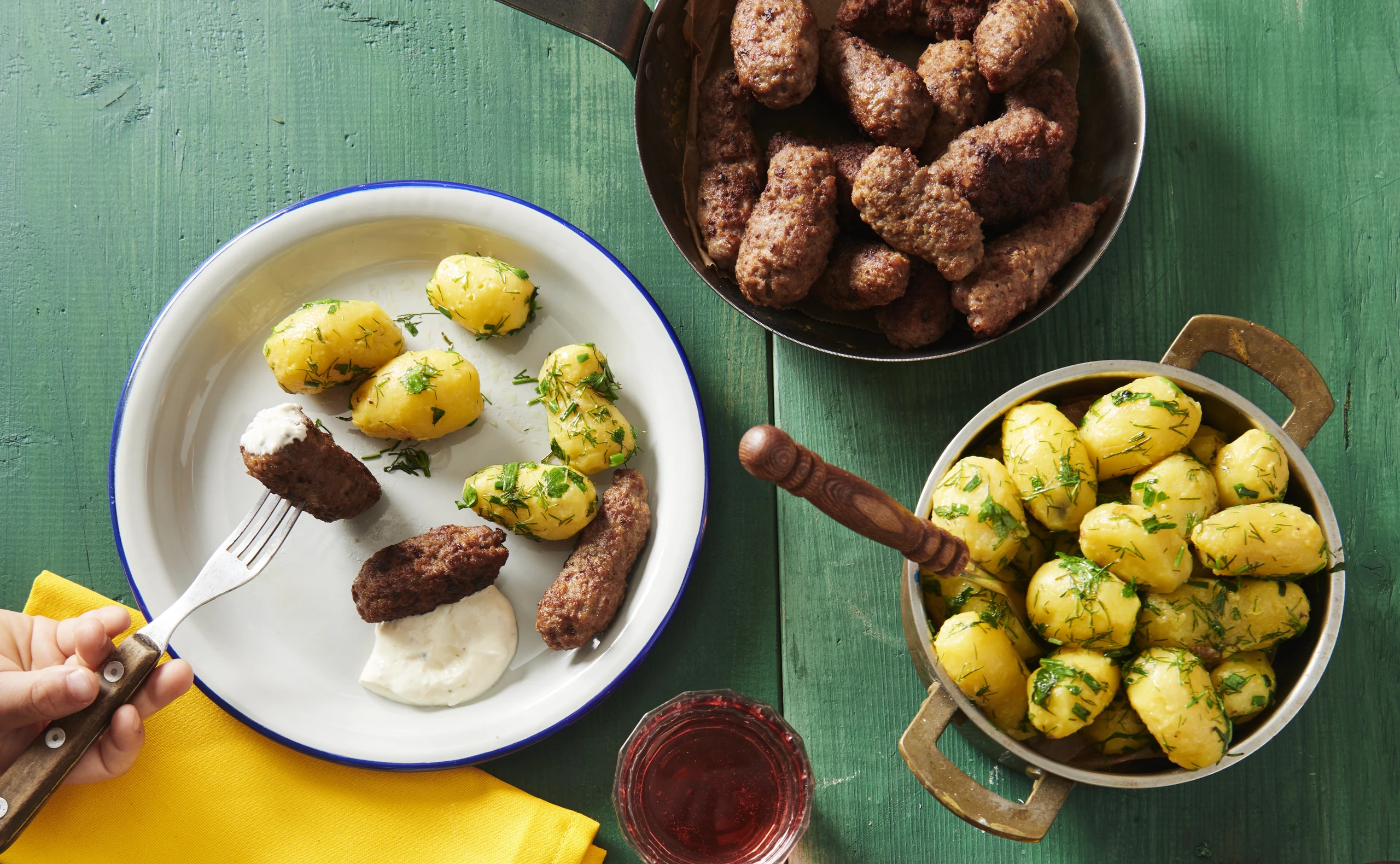 Cevapcici mit Kräuter-Erdäpfeln