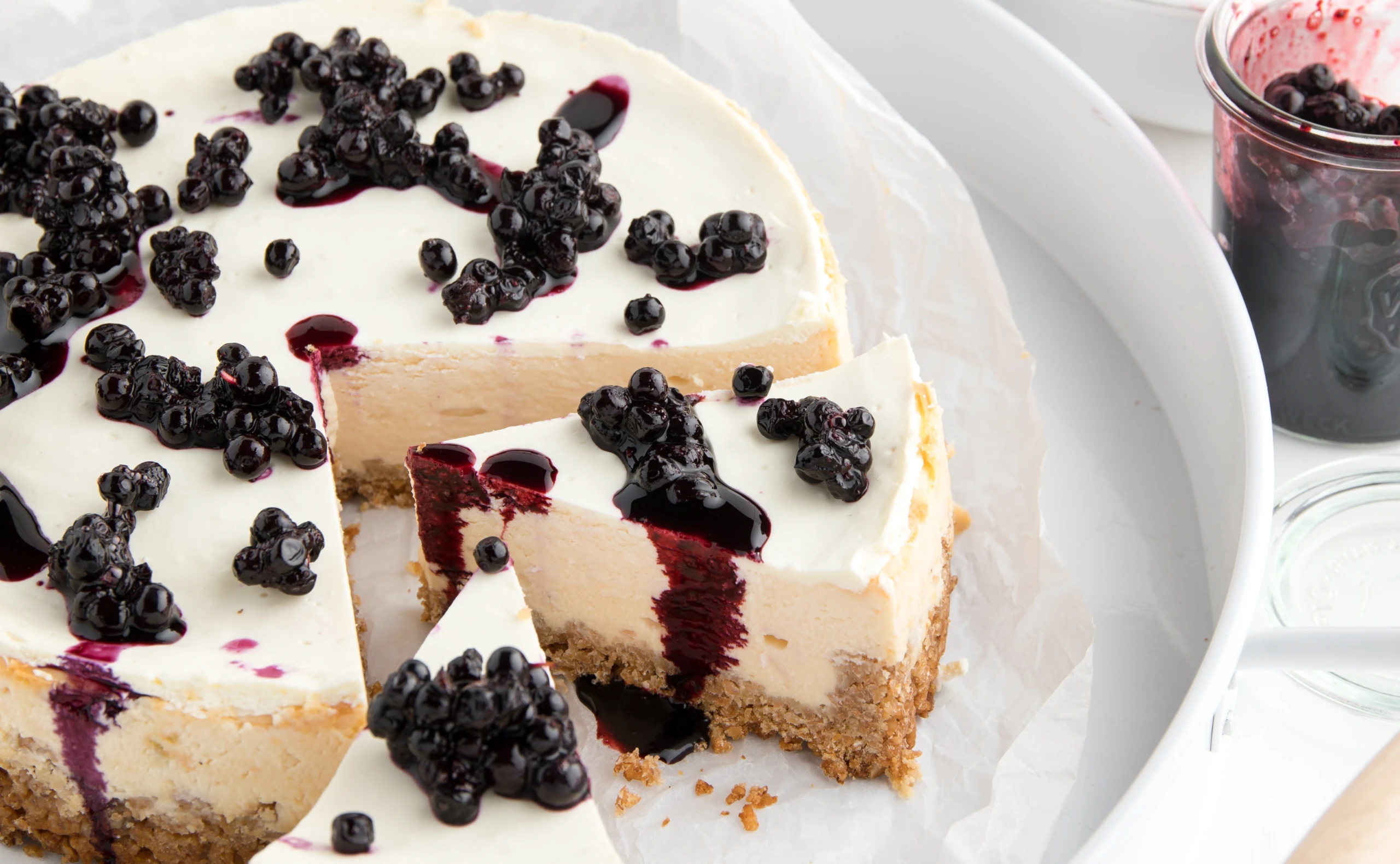 Cheesecake mit Müsliboden und Heidelbeerkompott