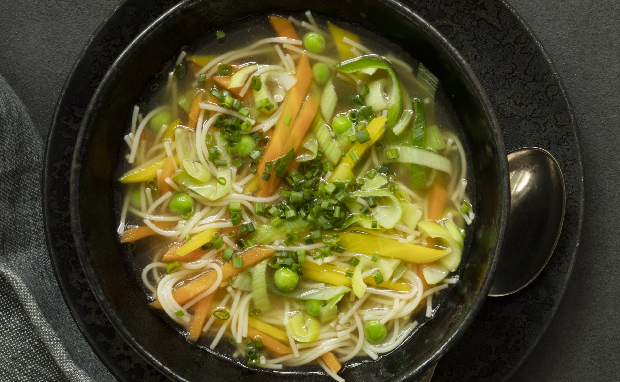 Knochensuppe vom Hendl mit Gemüse und Nudeln