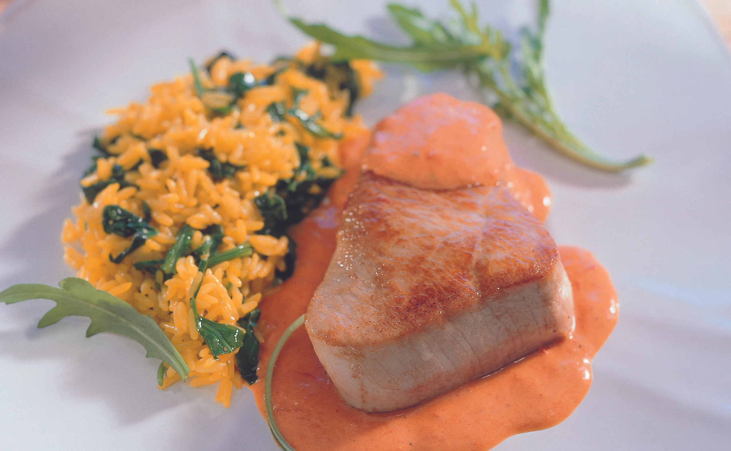 Putensteak auf Paprikasauce mit Safranreis