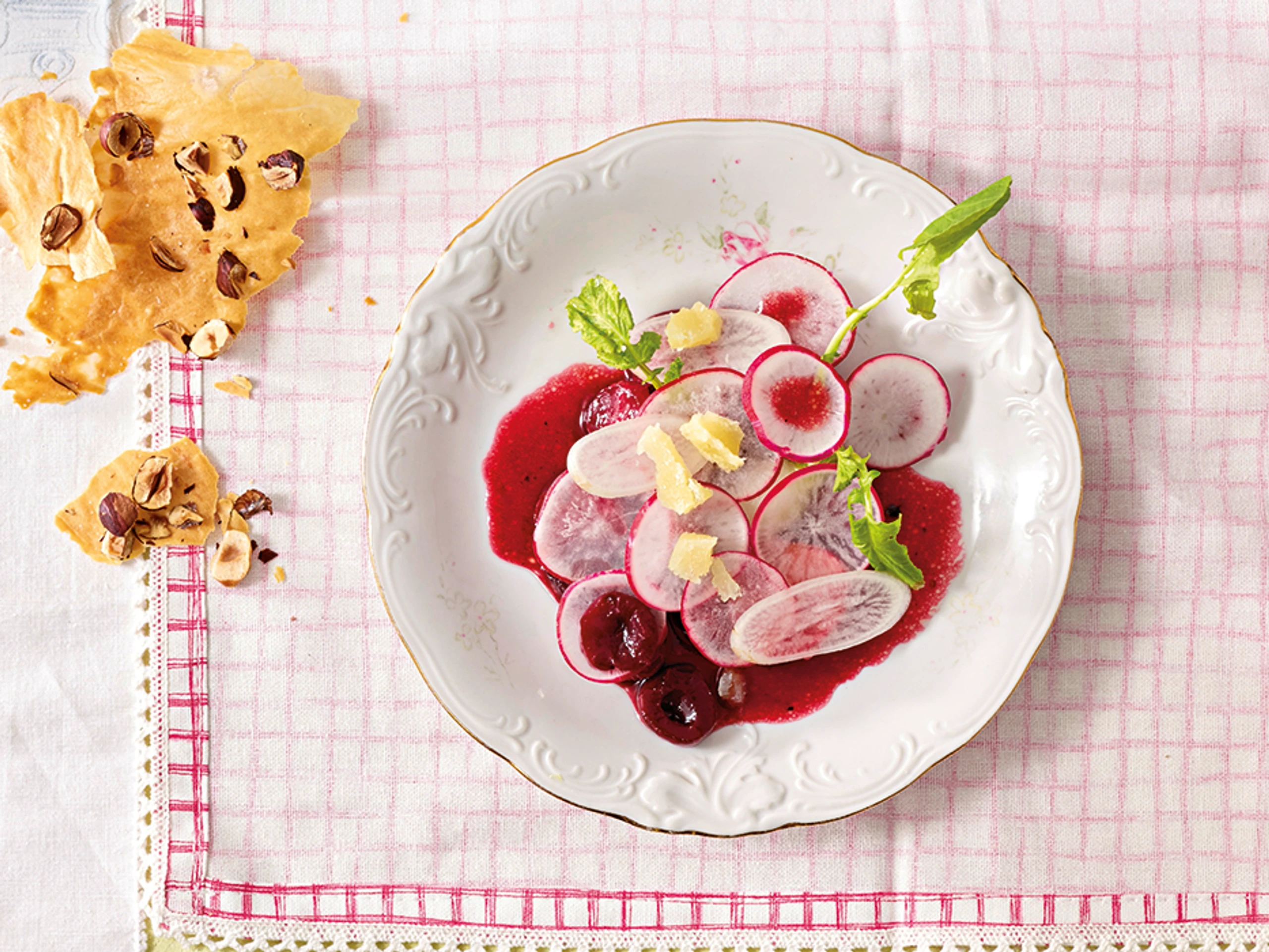 Radieschen-Carpaccio mit Kirschen und Nussknusper