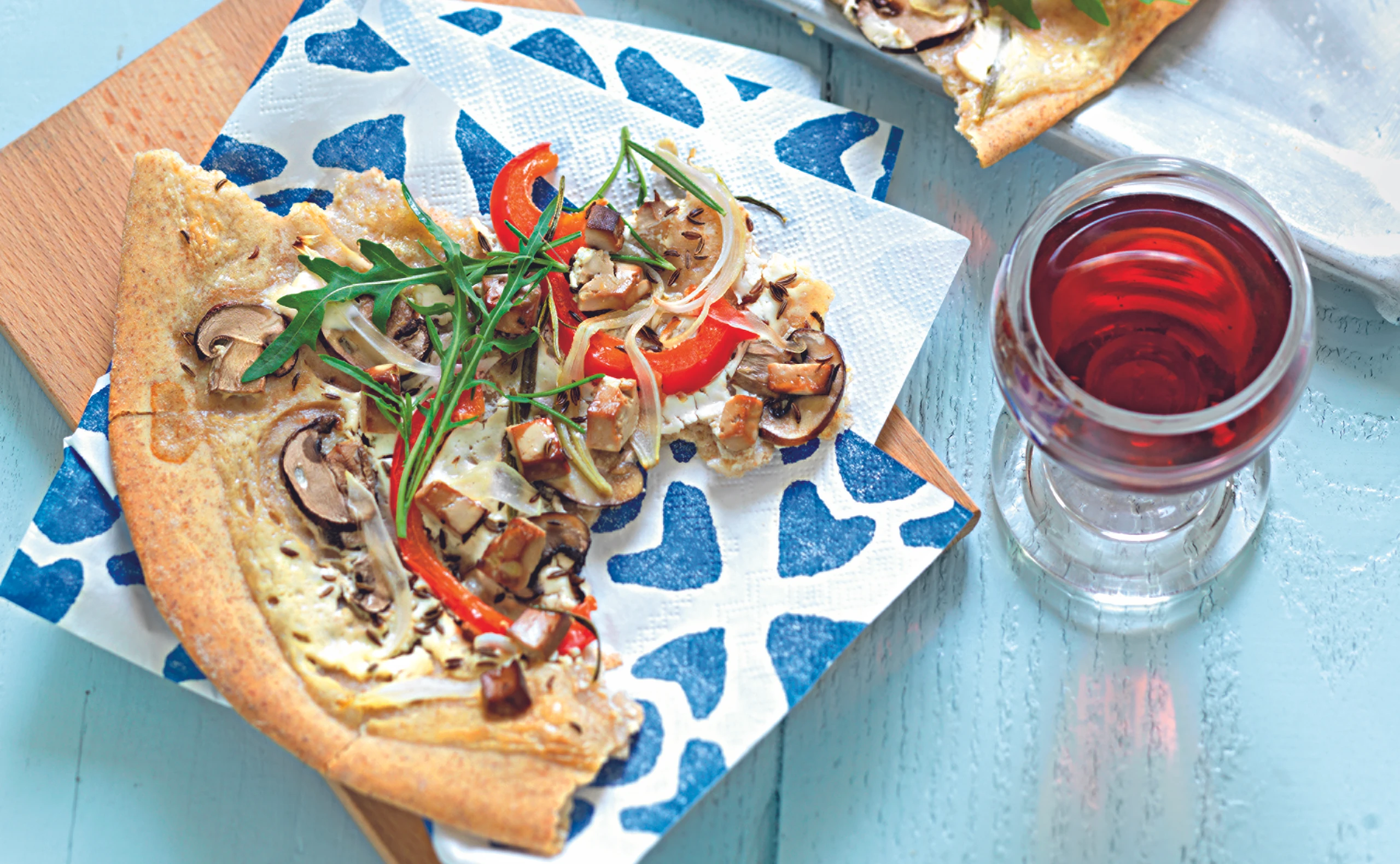 Flammkuchen mit Gemüse, Pilzen und Tofu