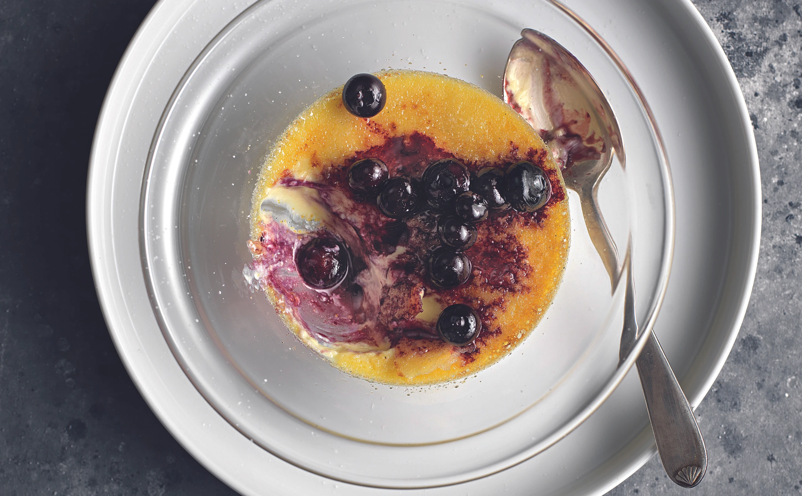 Crème brûlée mit Beeren