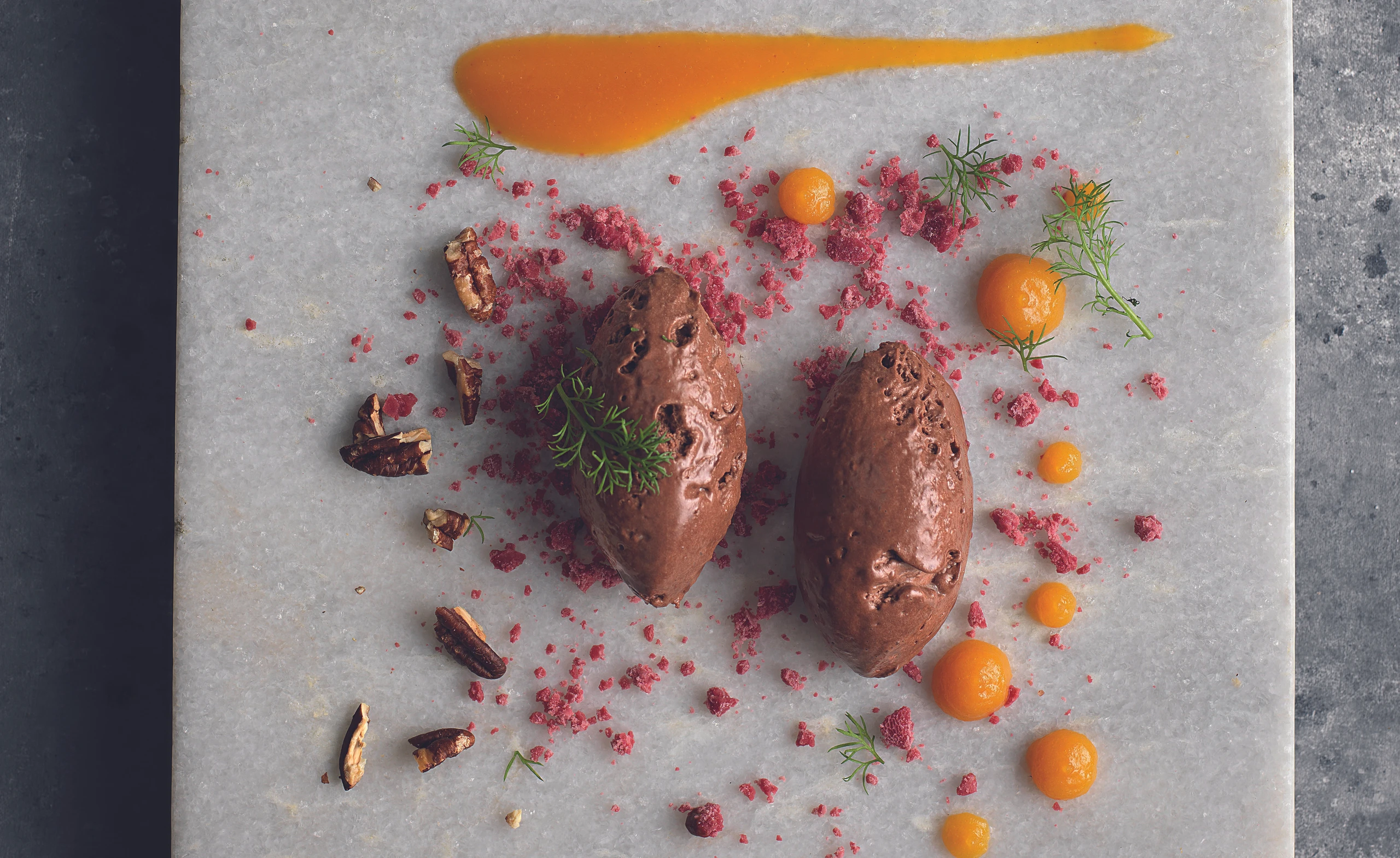 Schokomousse mit Rote-Rüben-Knusper und Marillengelee