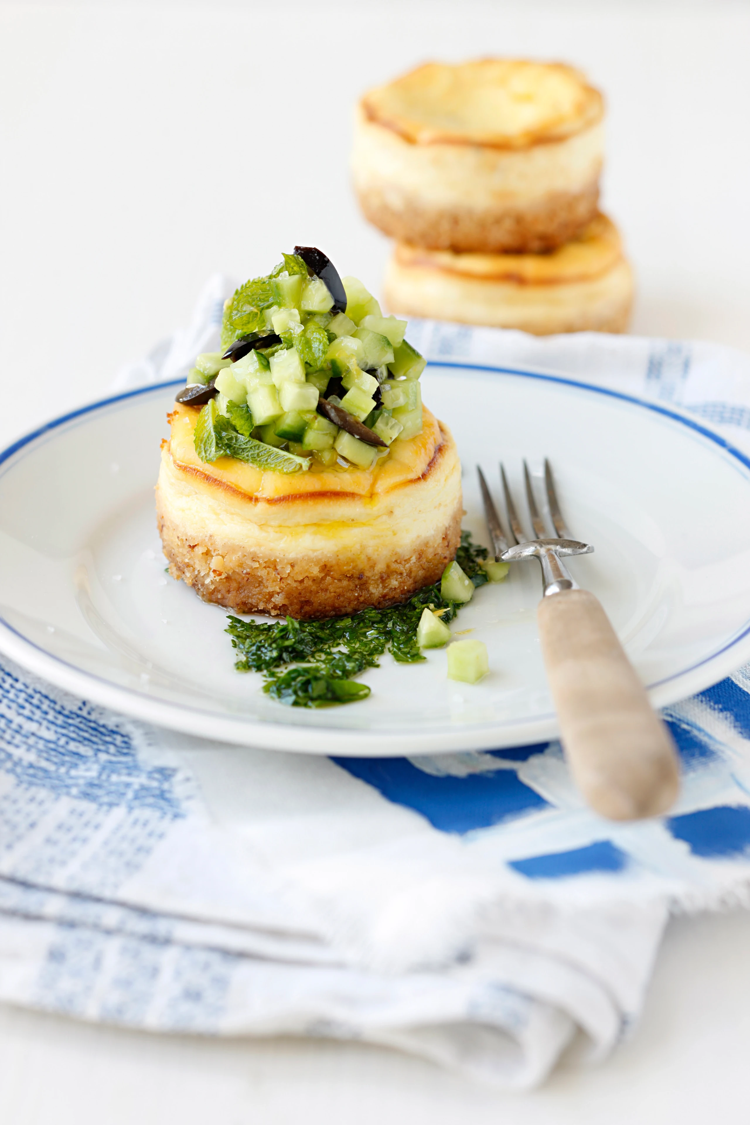 Feta-Kuchen mit Gurken-Minze-Topping