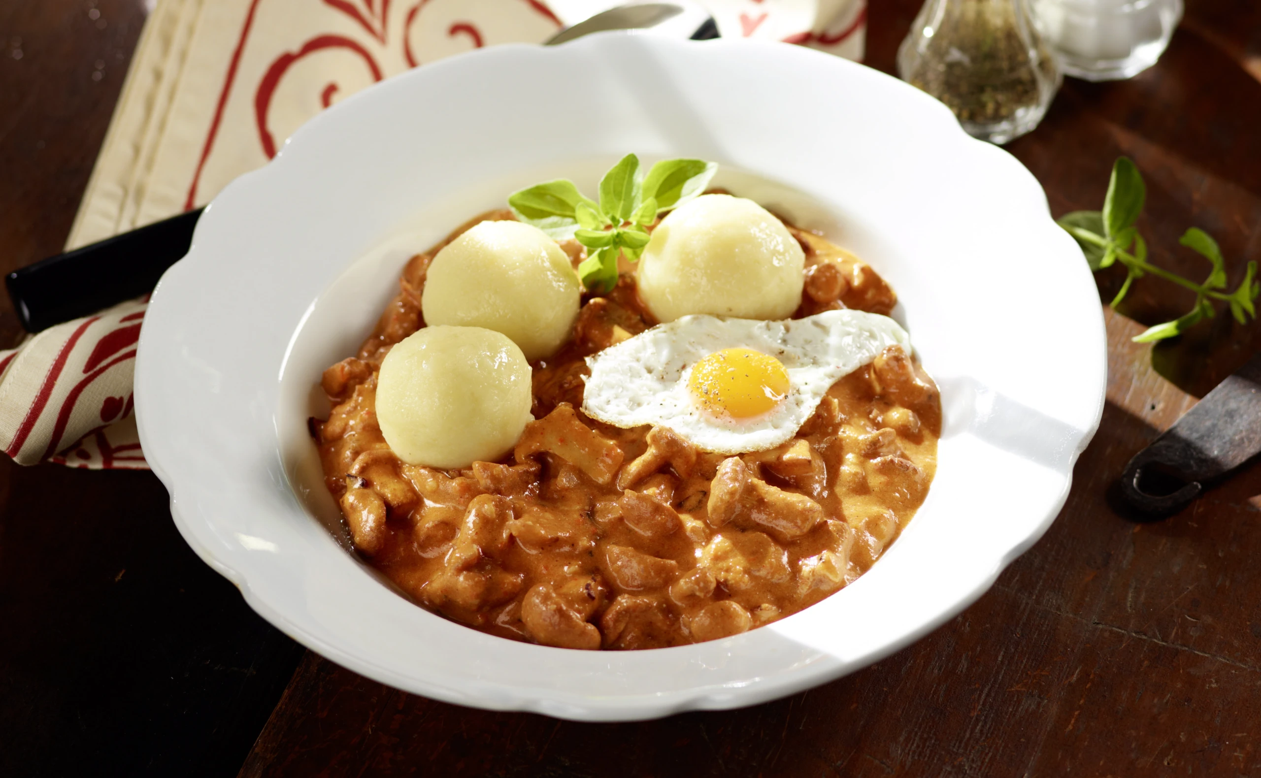 Eierschwammerl-Gulasch mit Erdäpfelknödeln