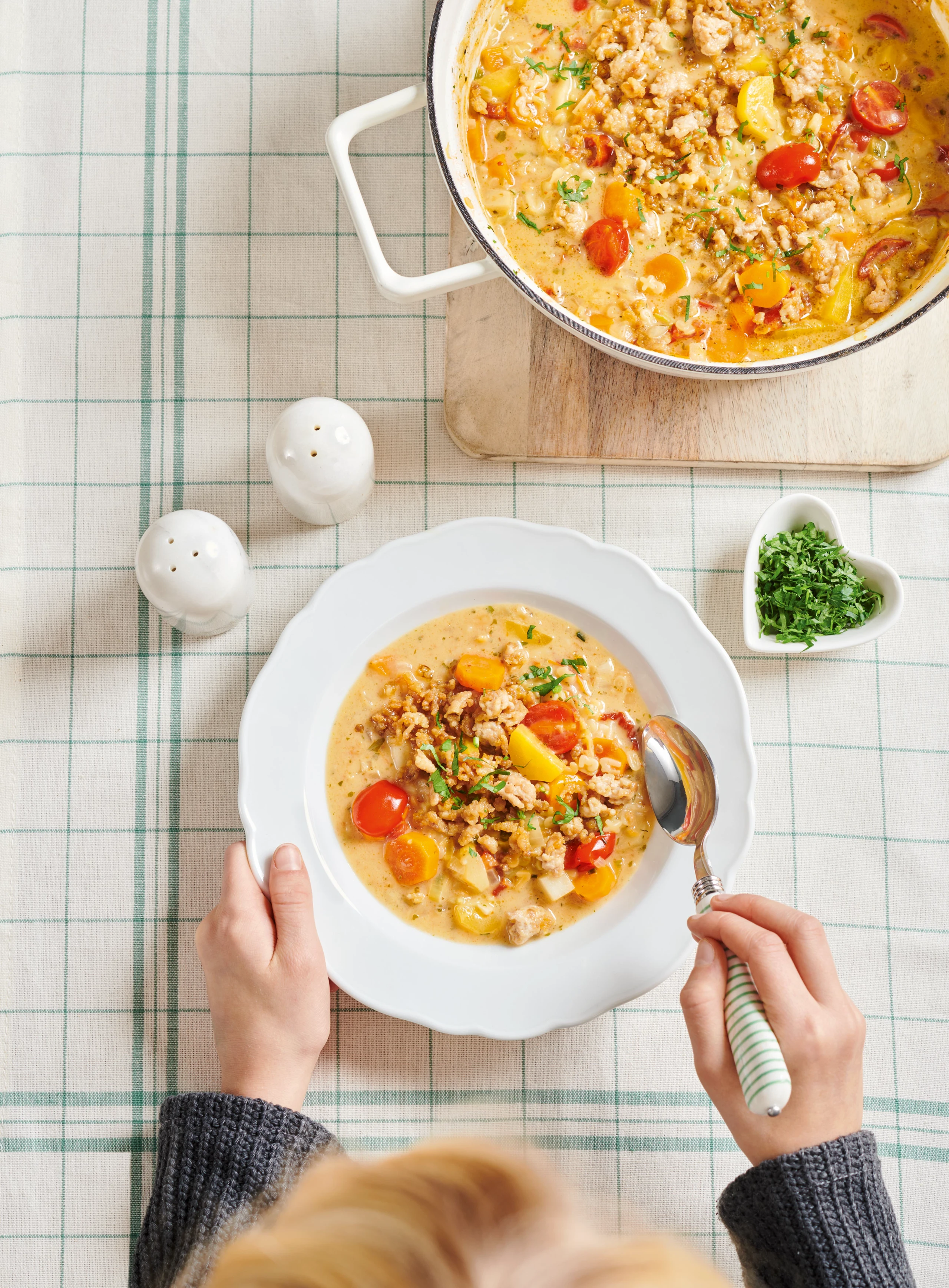 Cremige Nudelsuppe mit Hühnerfaschiertem