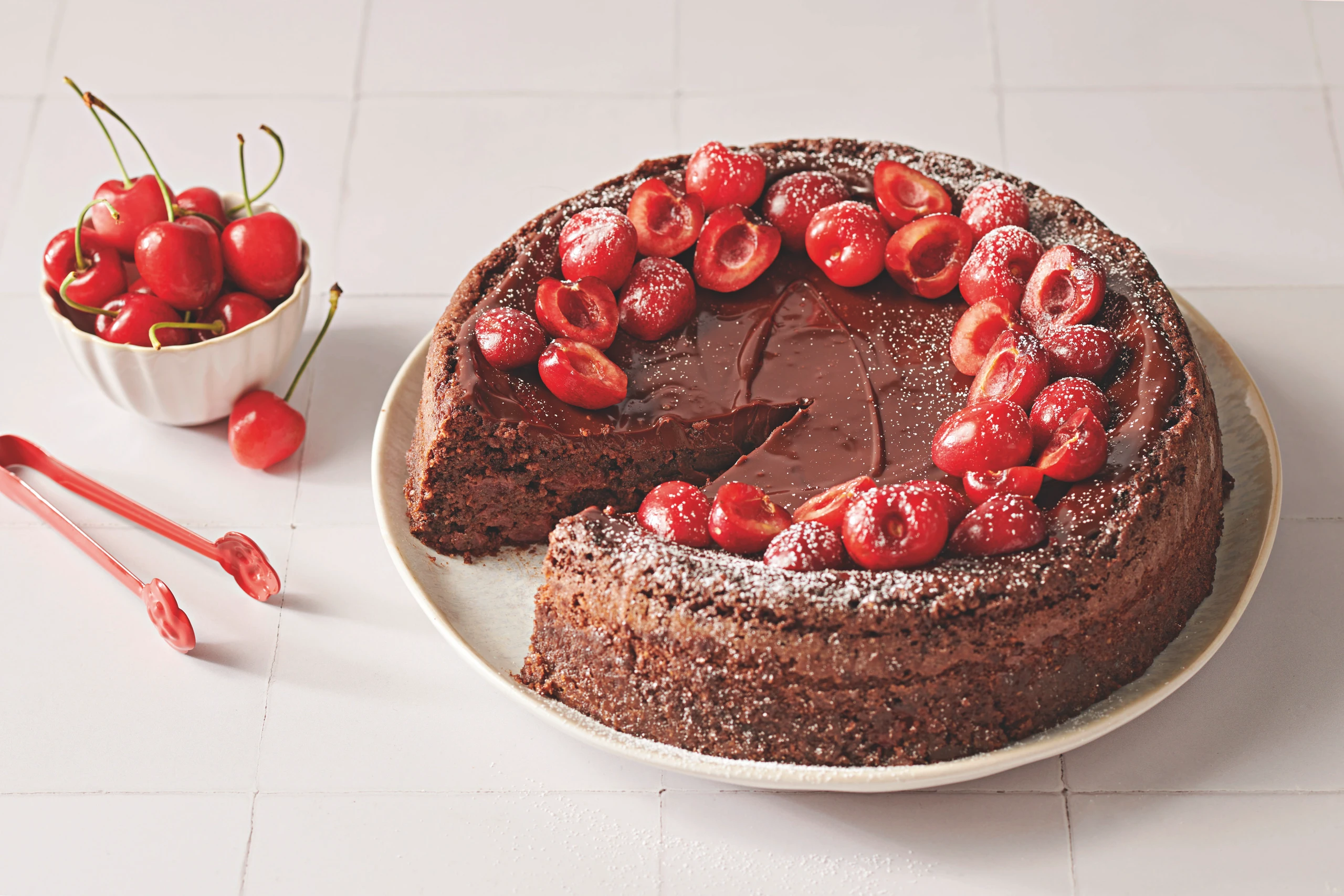 Schokolade-Haselnusskuchen mit Kirschen