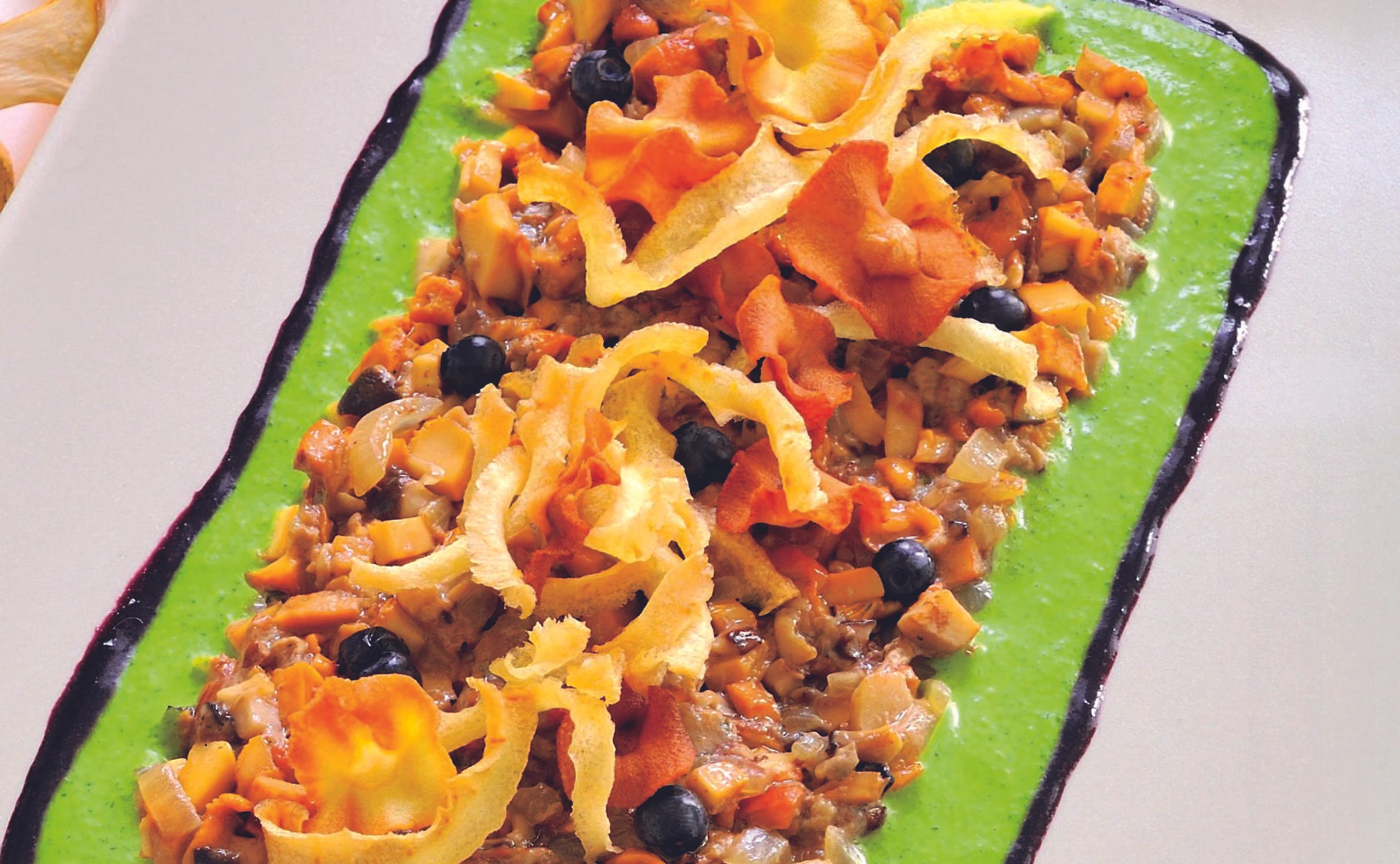 Pilztatar mit Beerenjus, Rucolacreme und Pastinakenchips