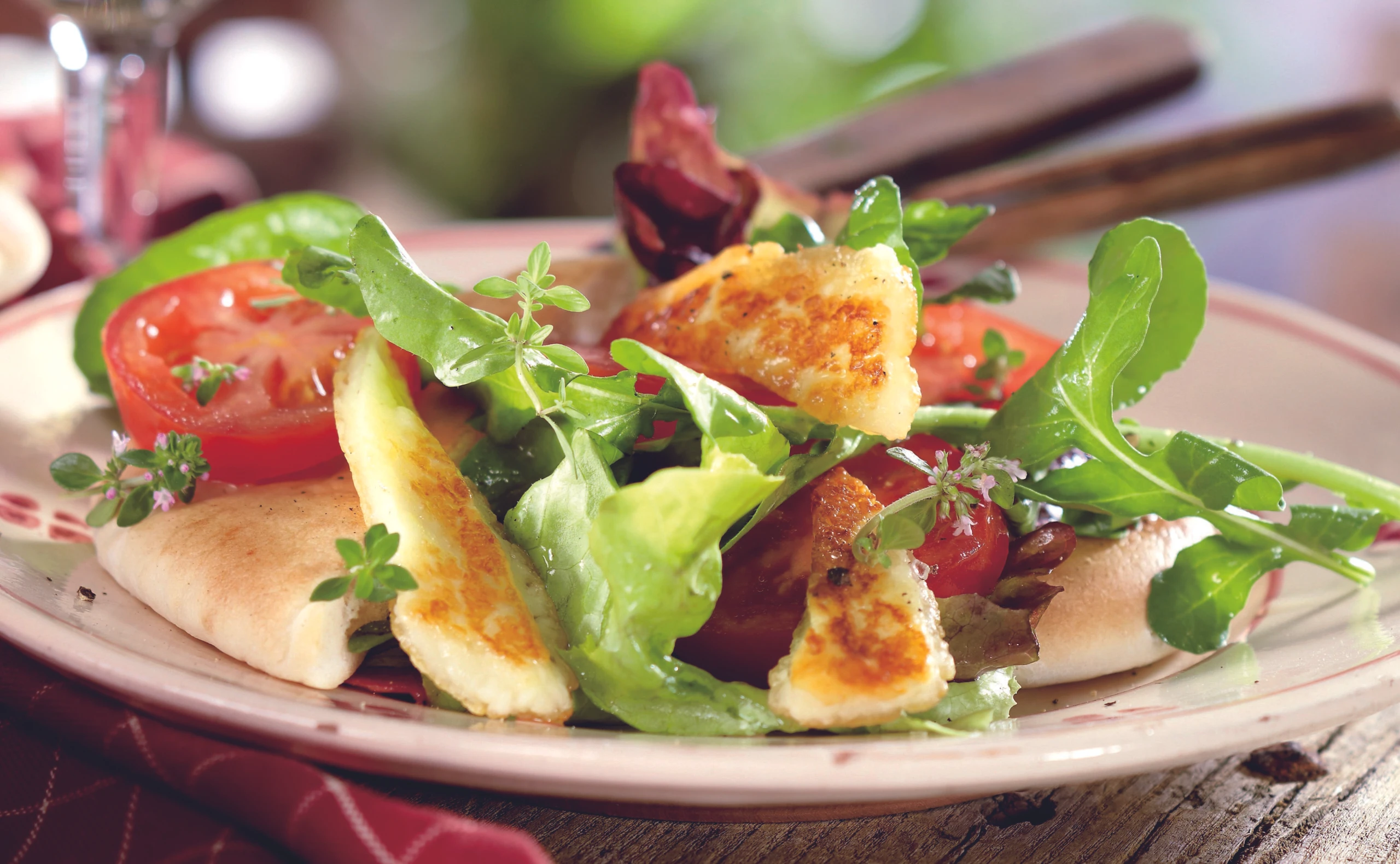 Halloumi-Salat mit Pitabrot