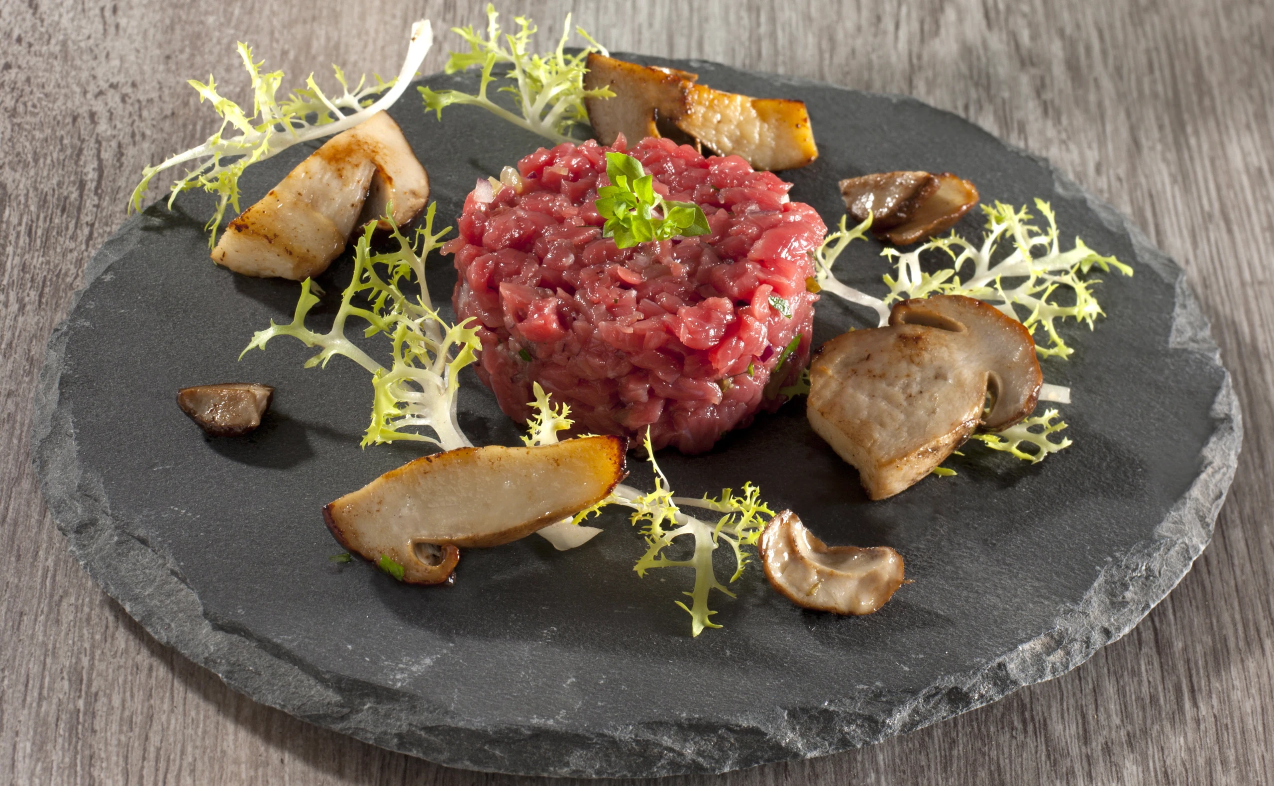 Beef Tatar mit gebratenen Steinpilzen
