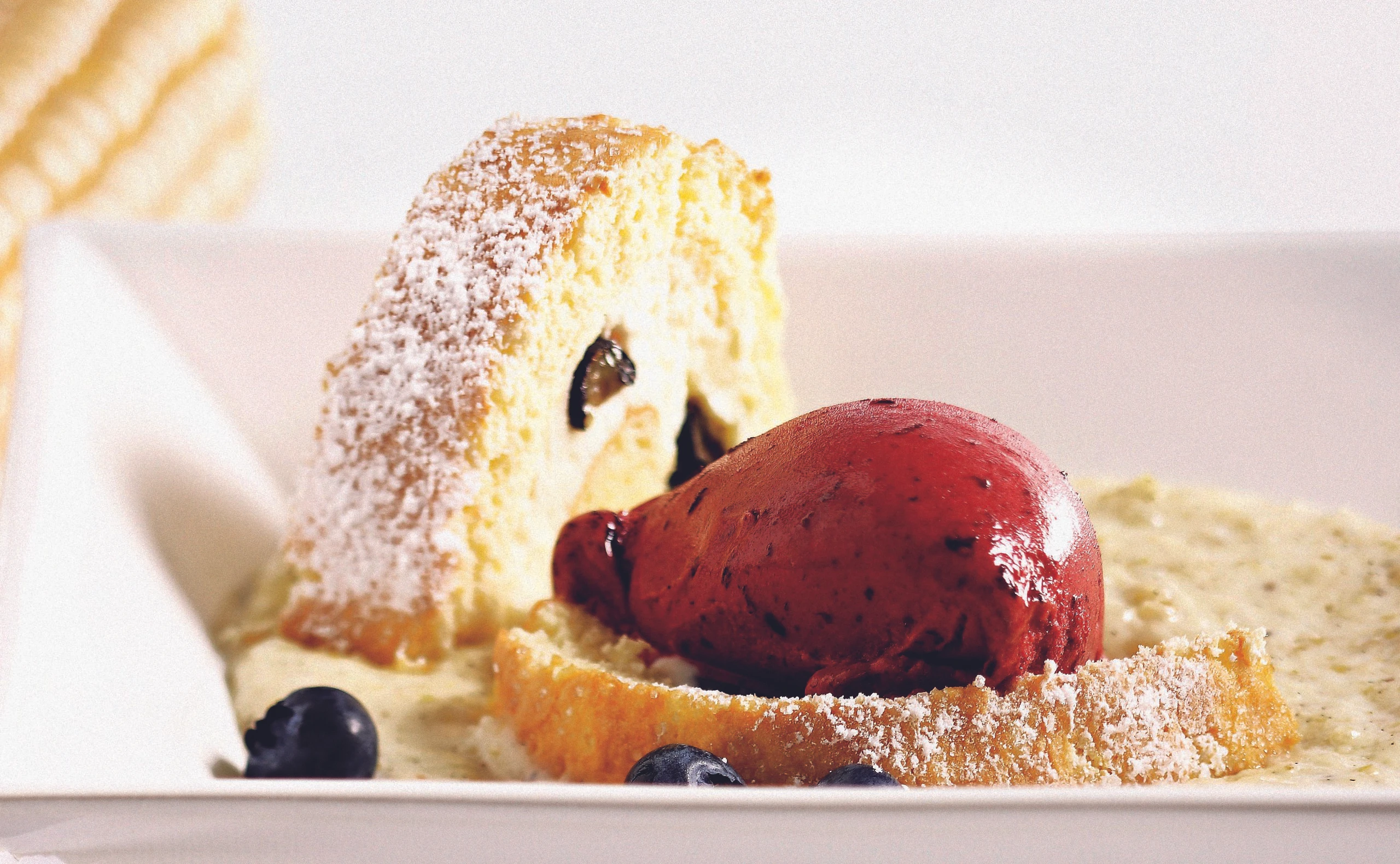 Schwarzbeer-Eis mit Suppe vom weißen Gailtaler Landmais