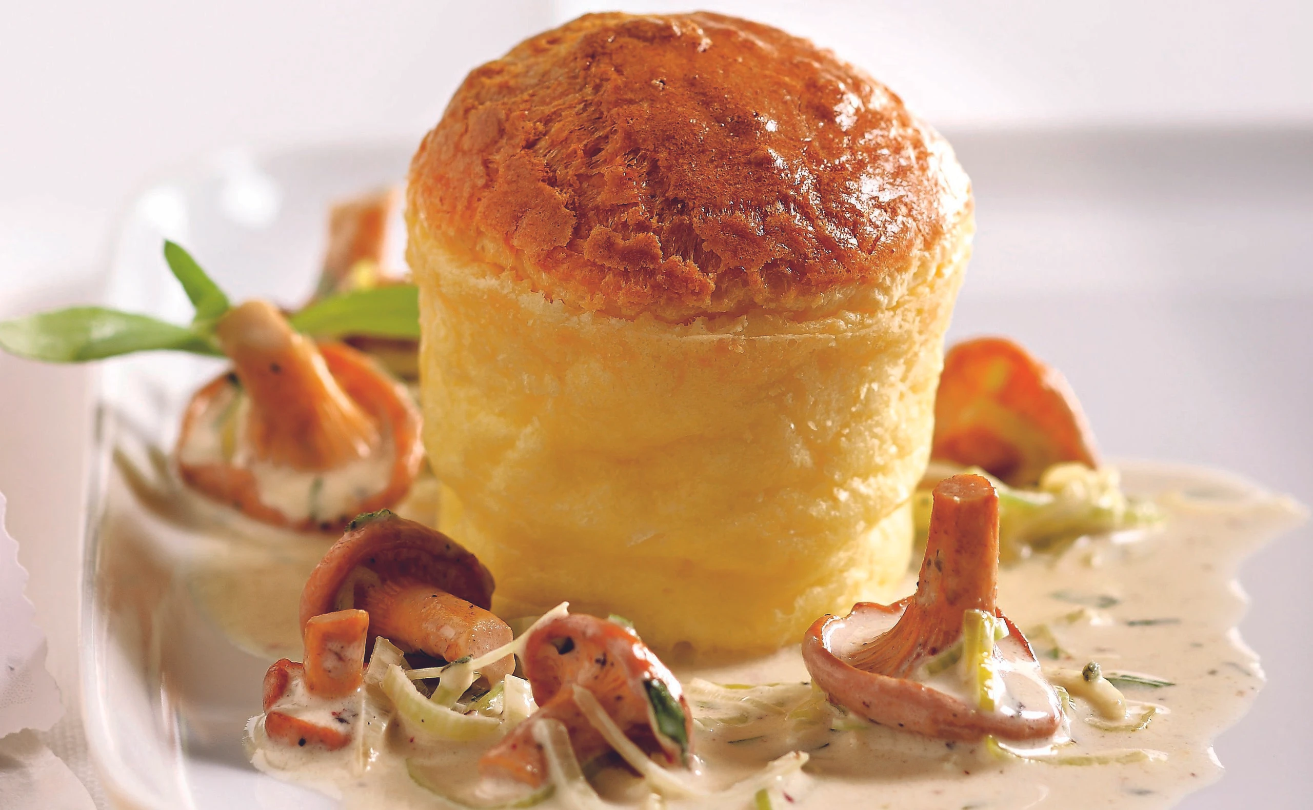 Soufflé vom Bergkäse mit Lauch-Eierschwammerlsauce