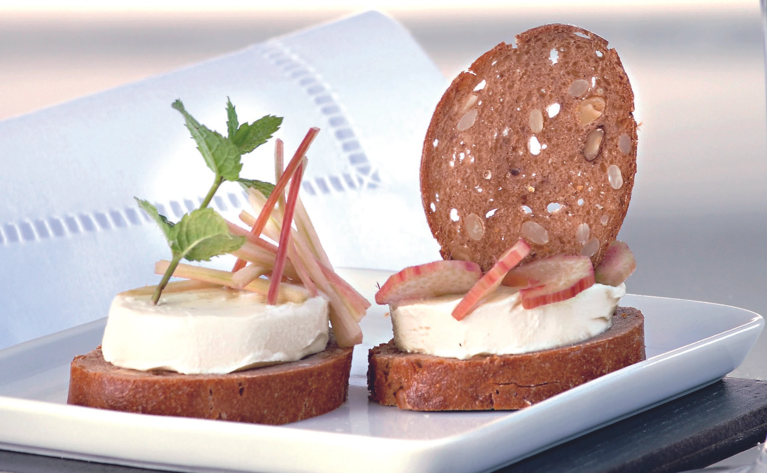 Nussbrot mit Ziegenfrischkäse