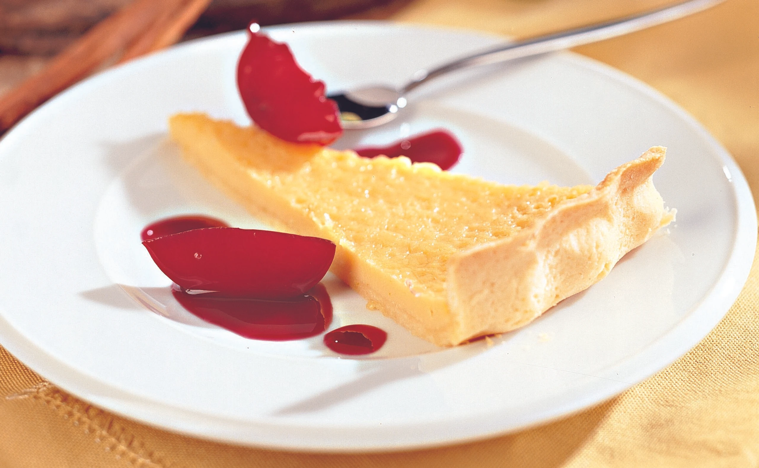 Limettentarte mit Rotwein-Zwetschken