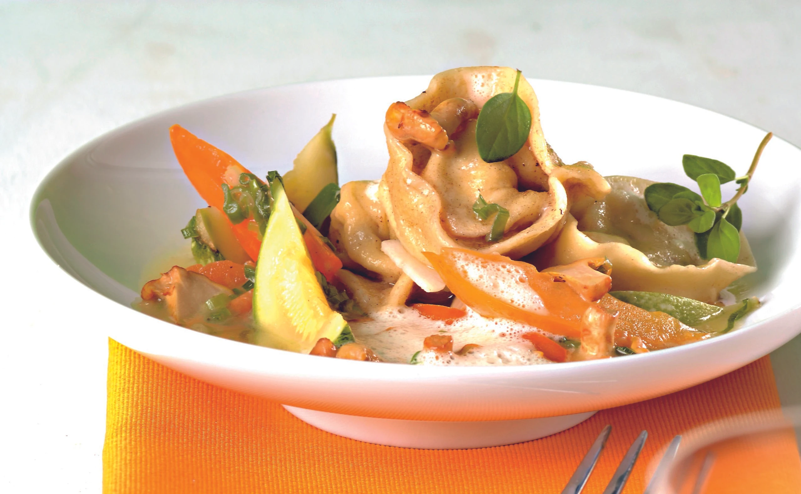 Eierschwammerl-Ravioli mit Gemüse