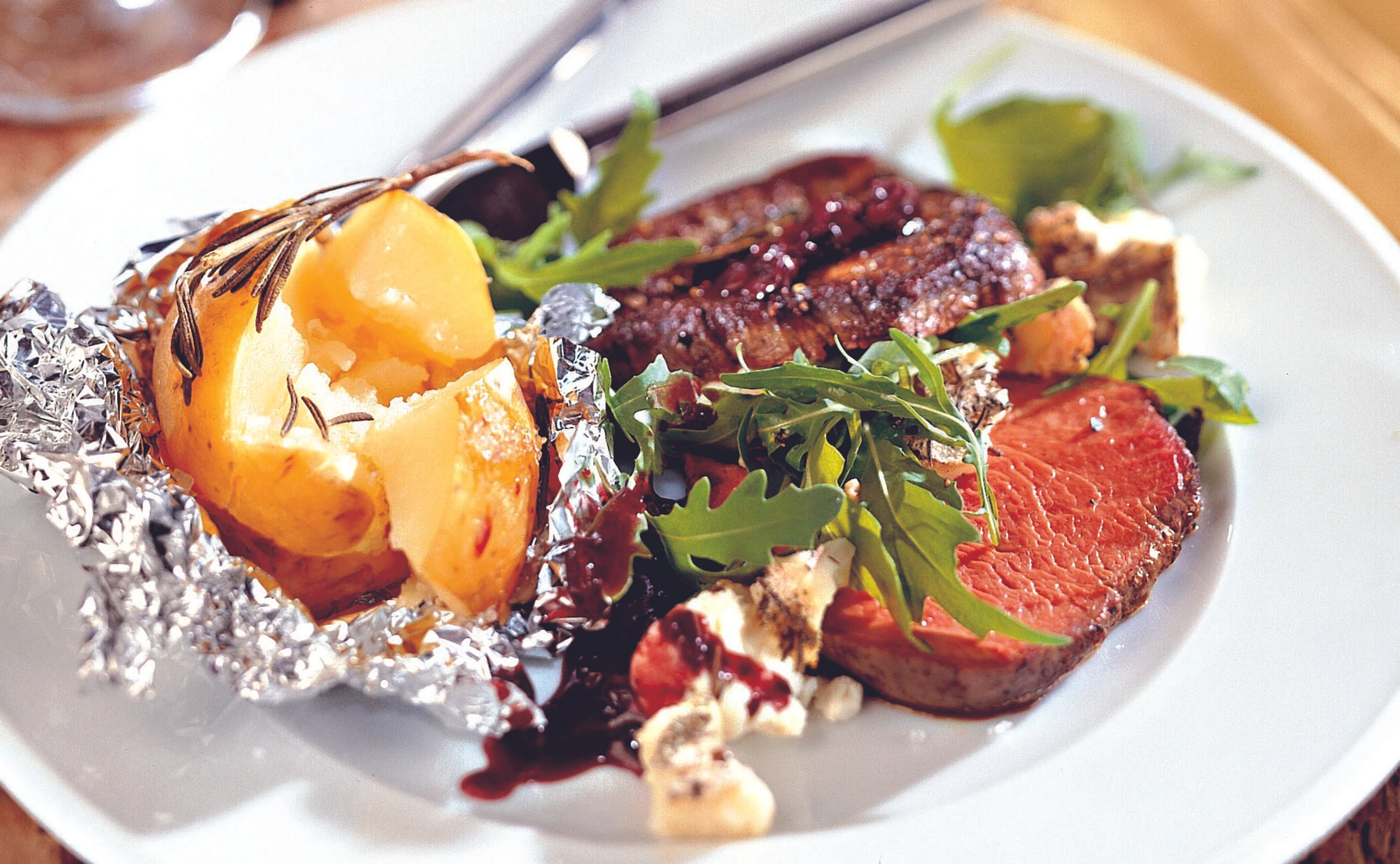 Steaks mit Rucola-Käsefülle und Grappa-Erdäpfeln