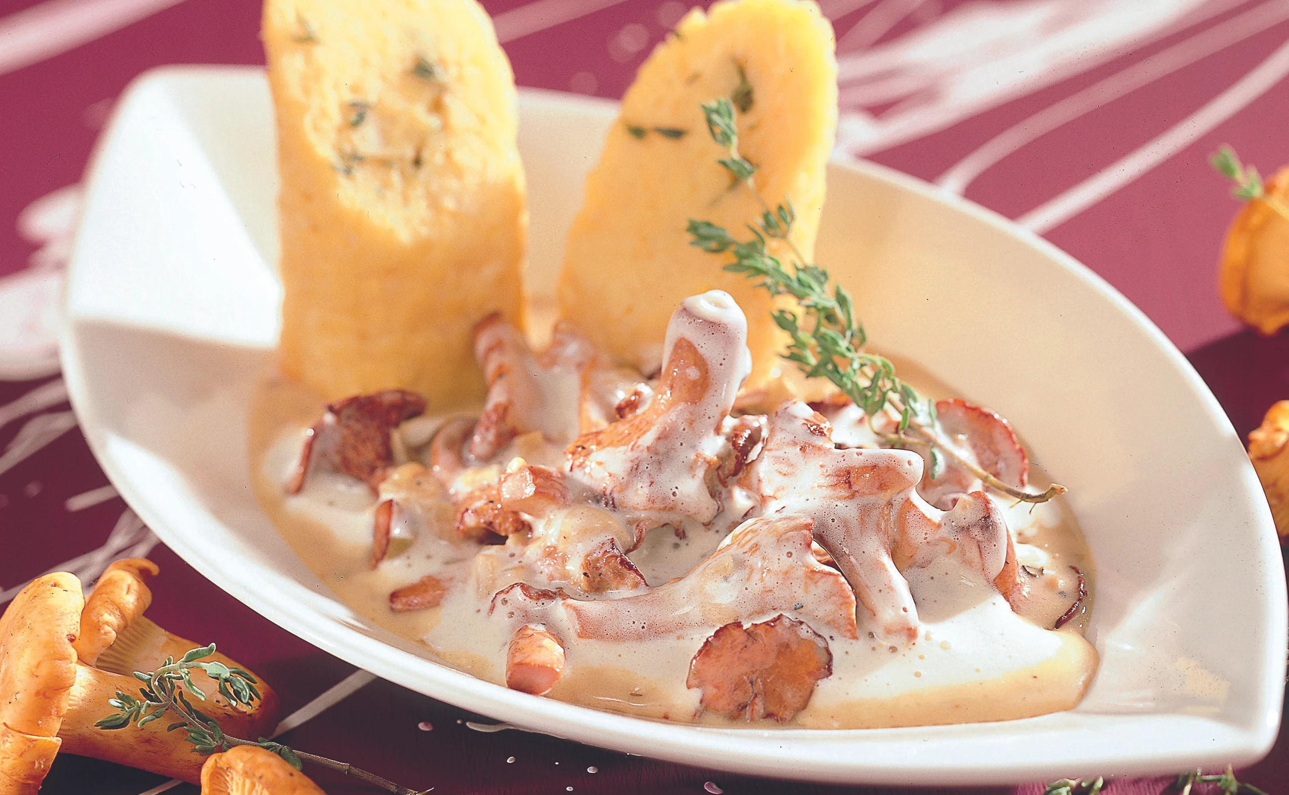 Eierschwammerl à la crème mit Erdäpfelroulade