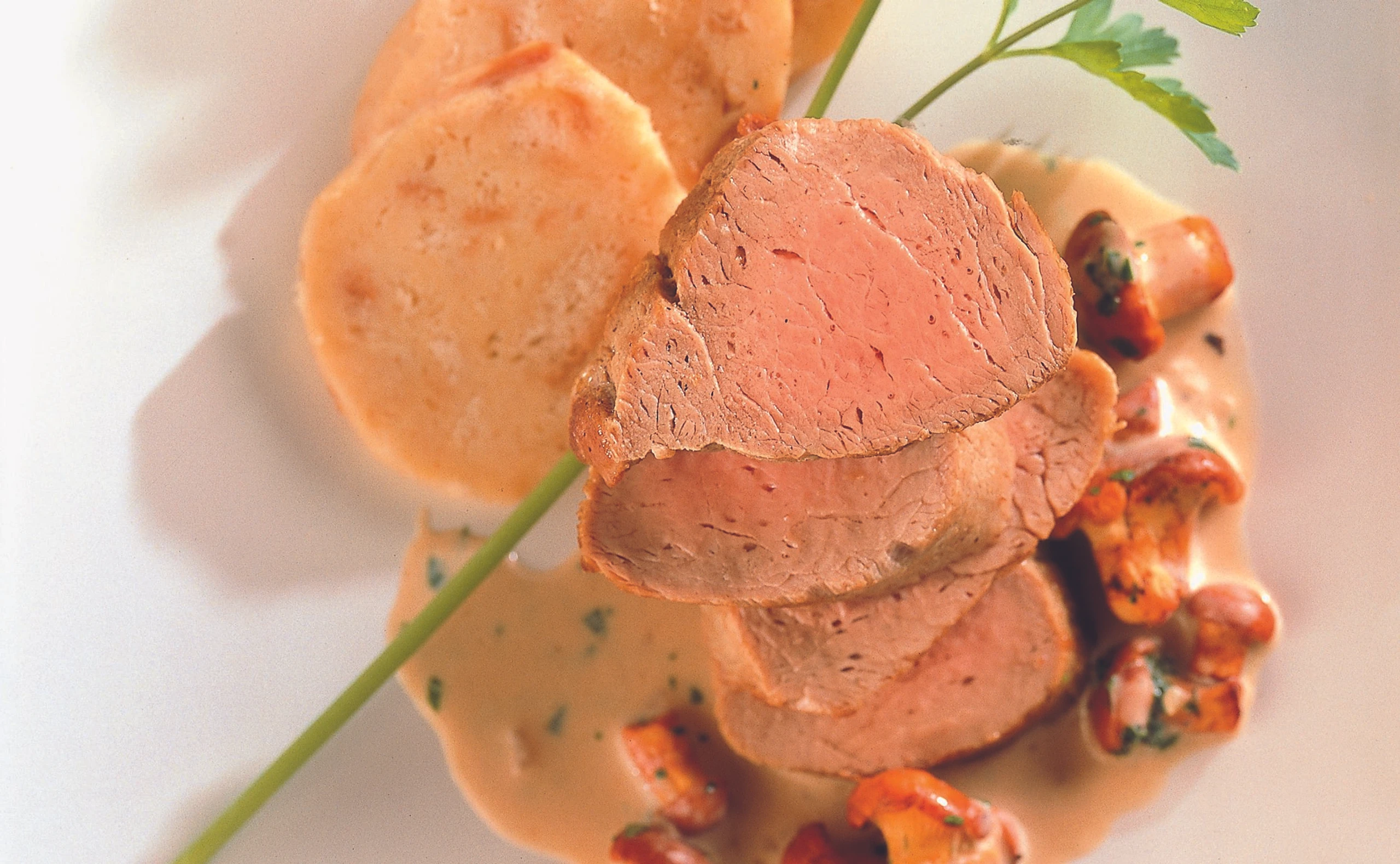 Schweinsfilet mit Schwammerlsauce und Serviettenknödel
