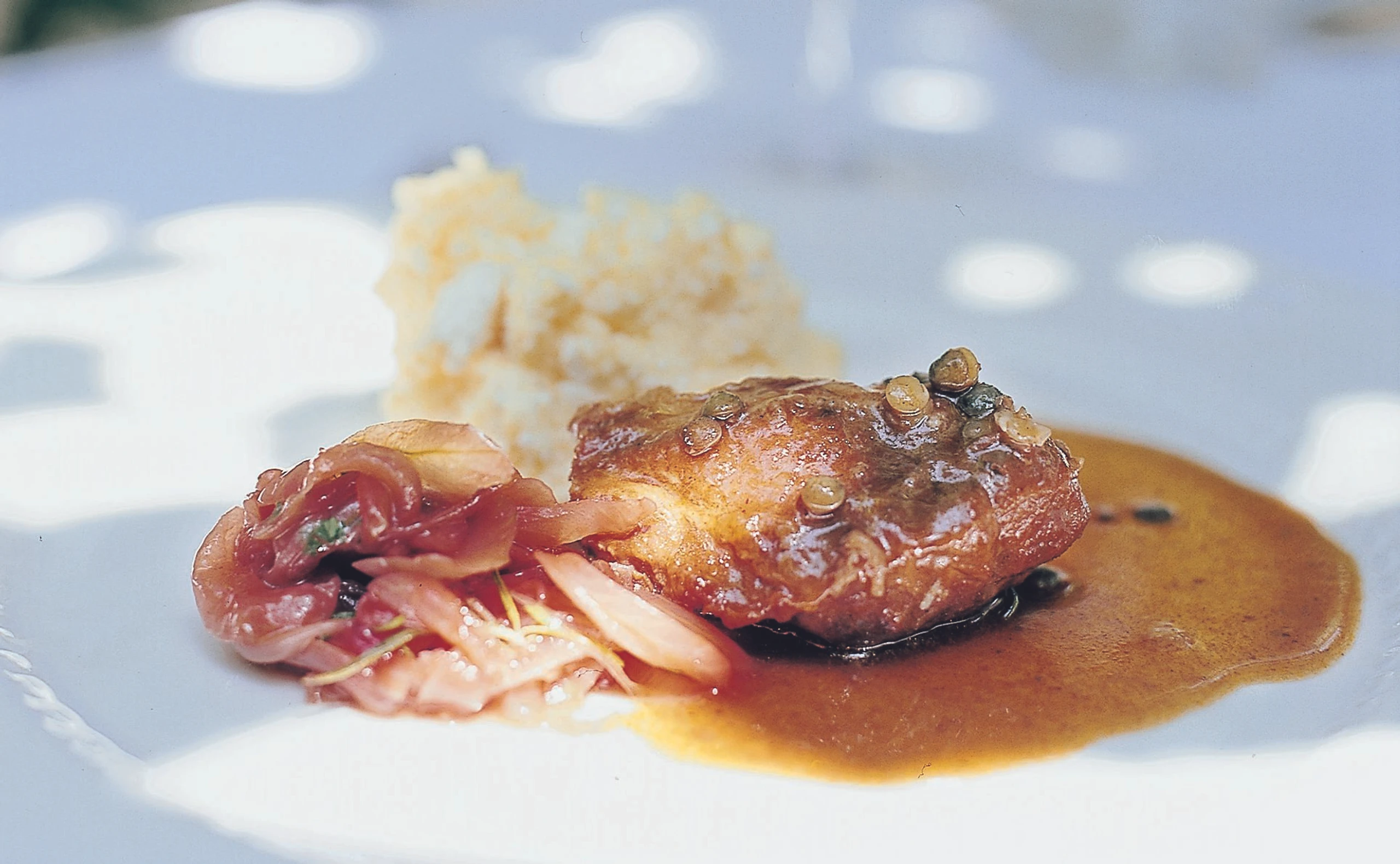 Geschmorte Schweinswangerln mit Uhudler-Zwiebeln und Polenta