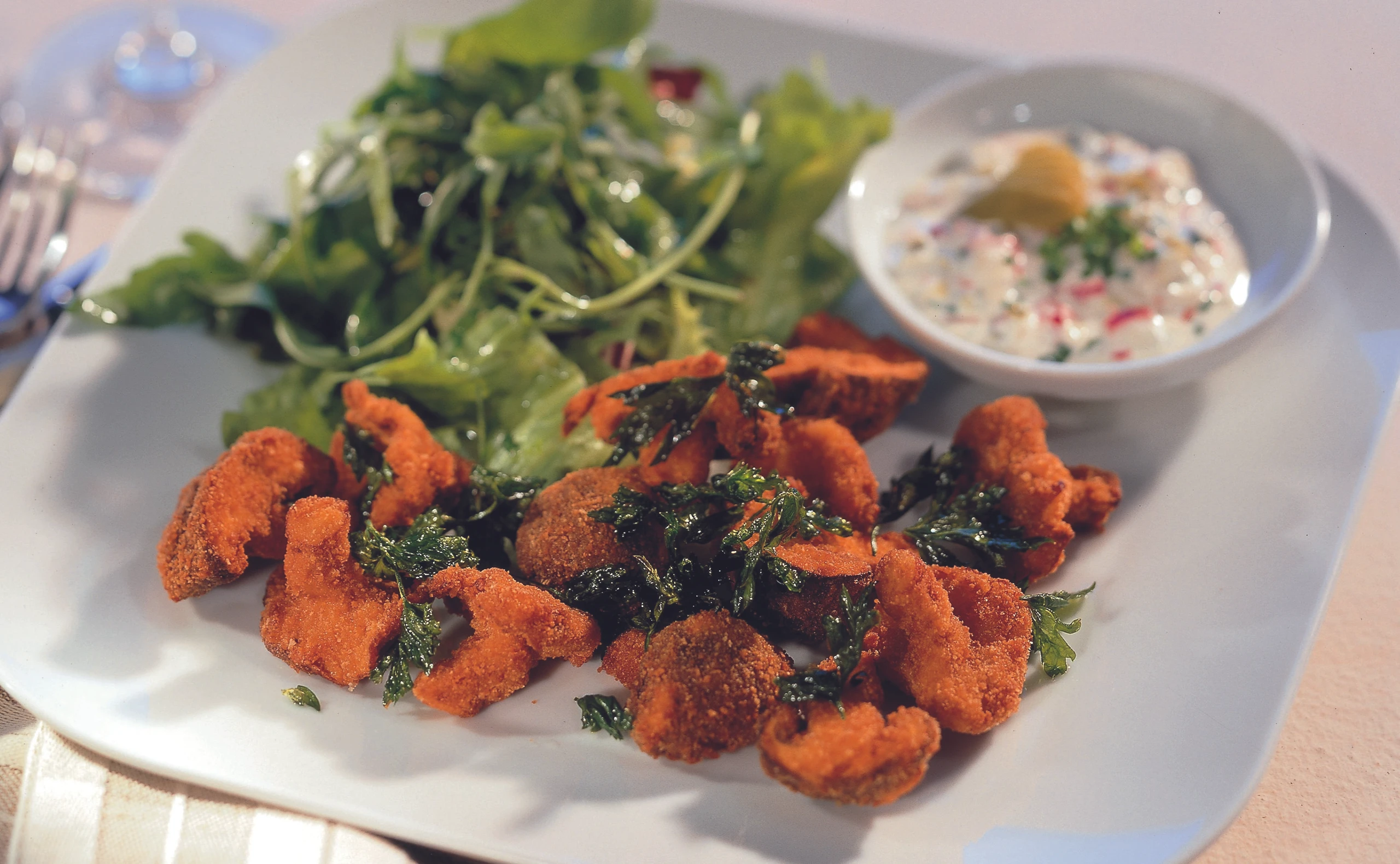 Gebackene Steinpilze in Kräuter-Käsepanier mit Gewürzsauce